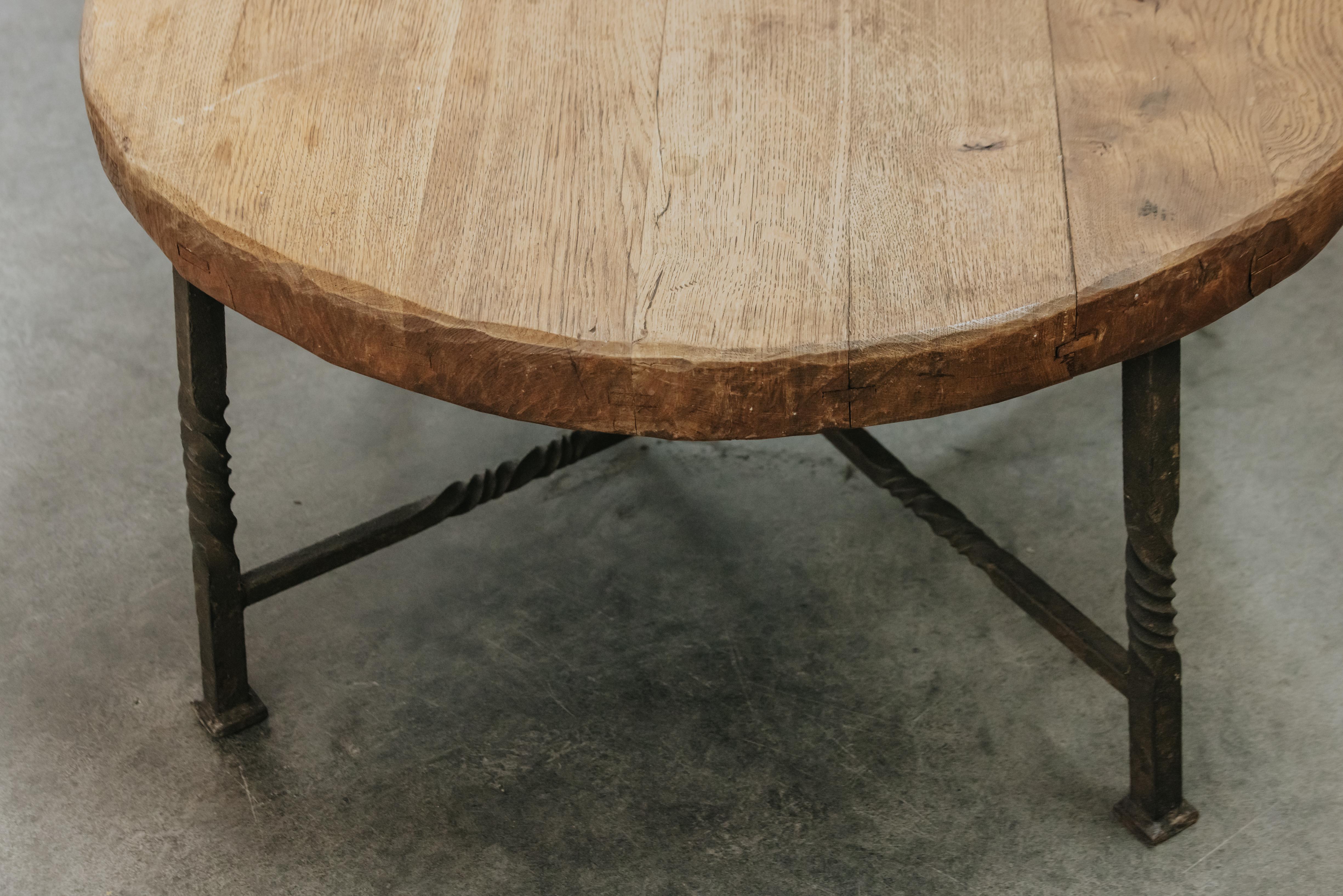 Mesa de centro de hierro y roble de mediados de siglo, Francia, circa 1960 mediados del siglo XX en venta