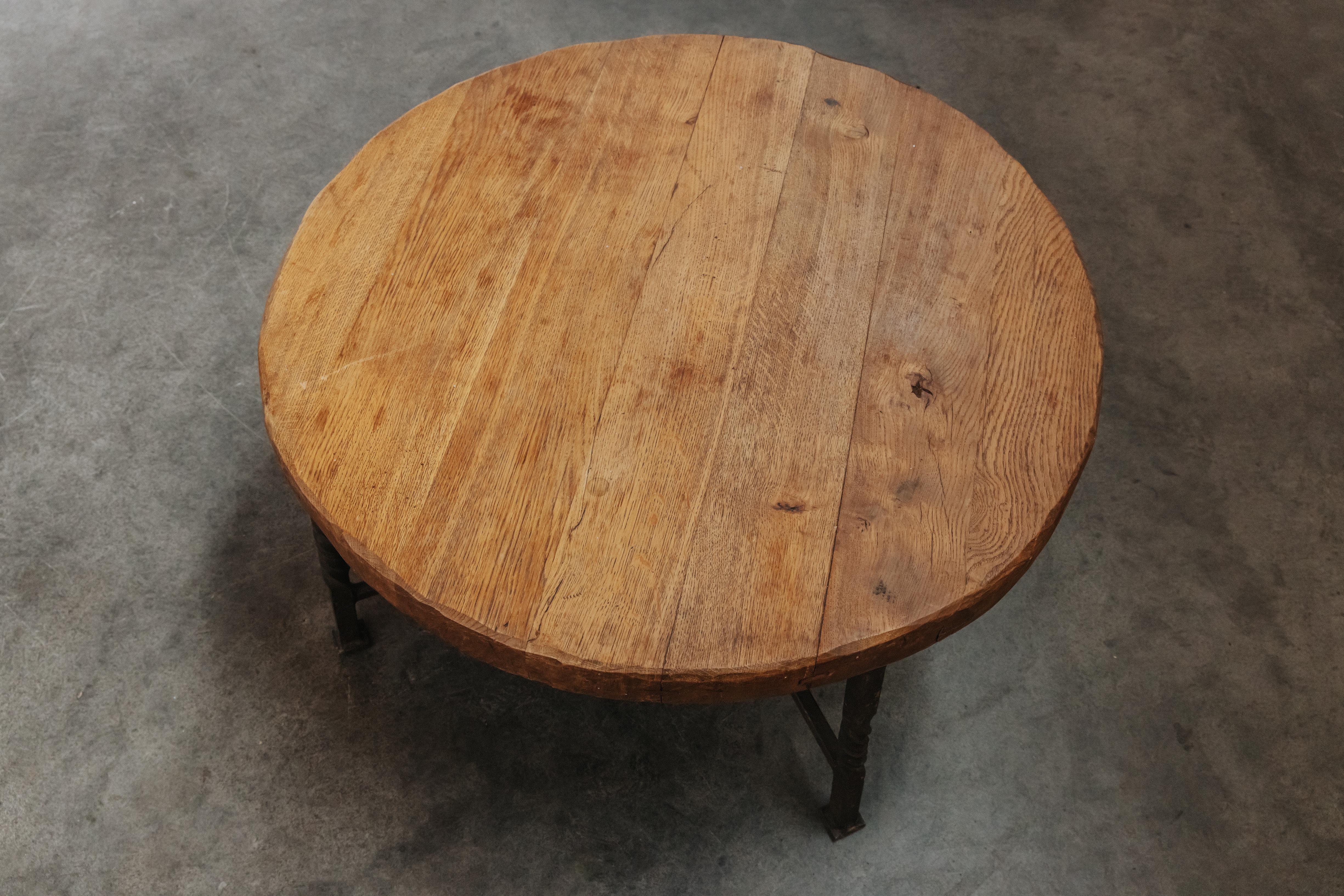 Mesa de centro de hierro y roble de mediados de siglo, Francia, circa 1960 en venta 1