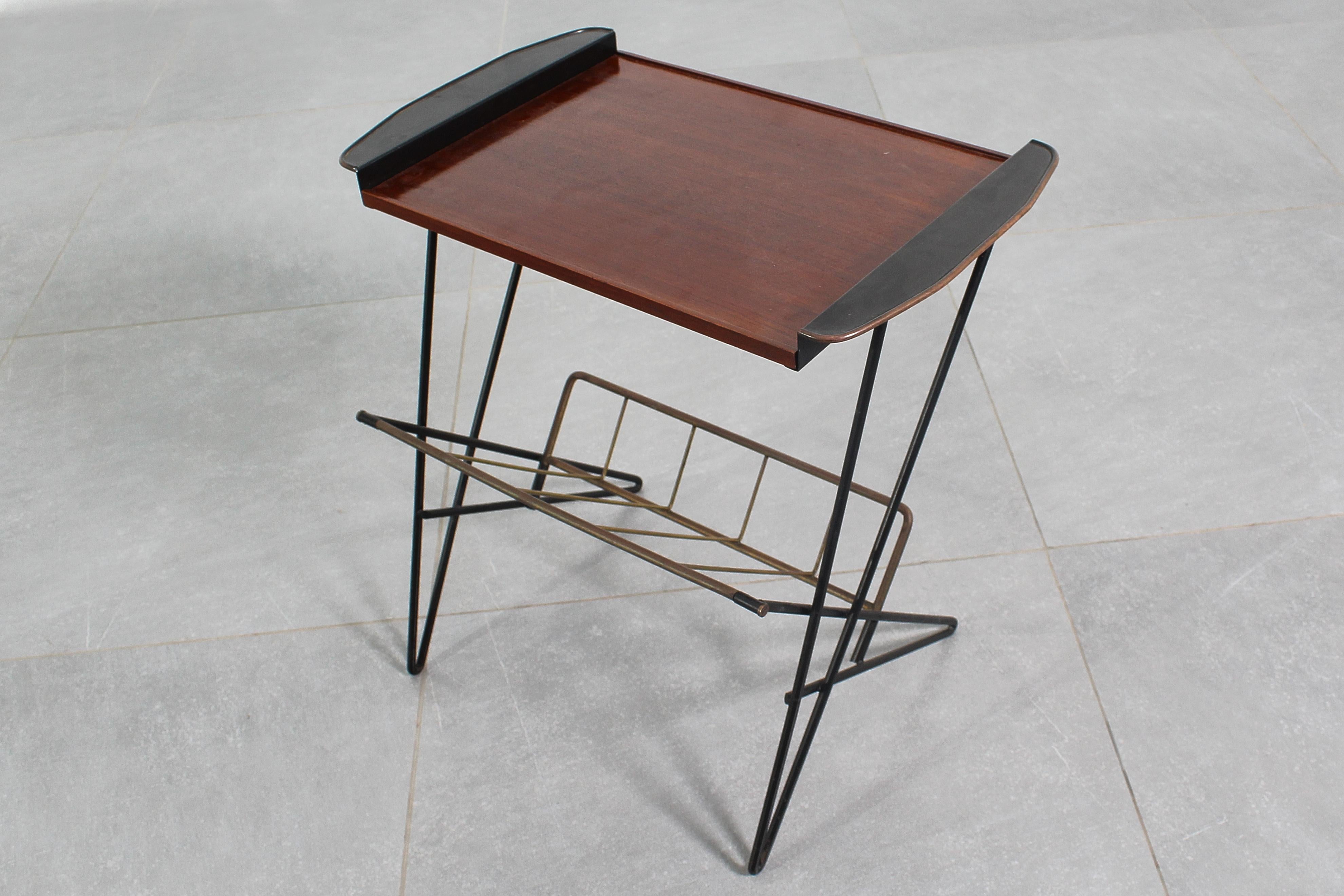 Tavolino da caffè di metà secolo in ferro e teak con portariviste in ottone, anni '60 in vendita 3