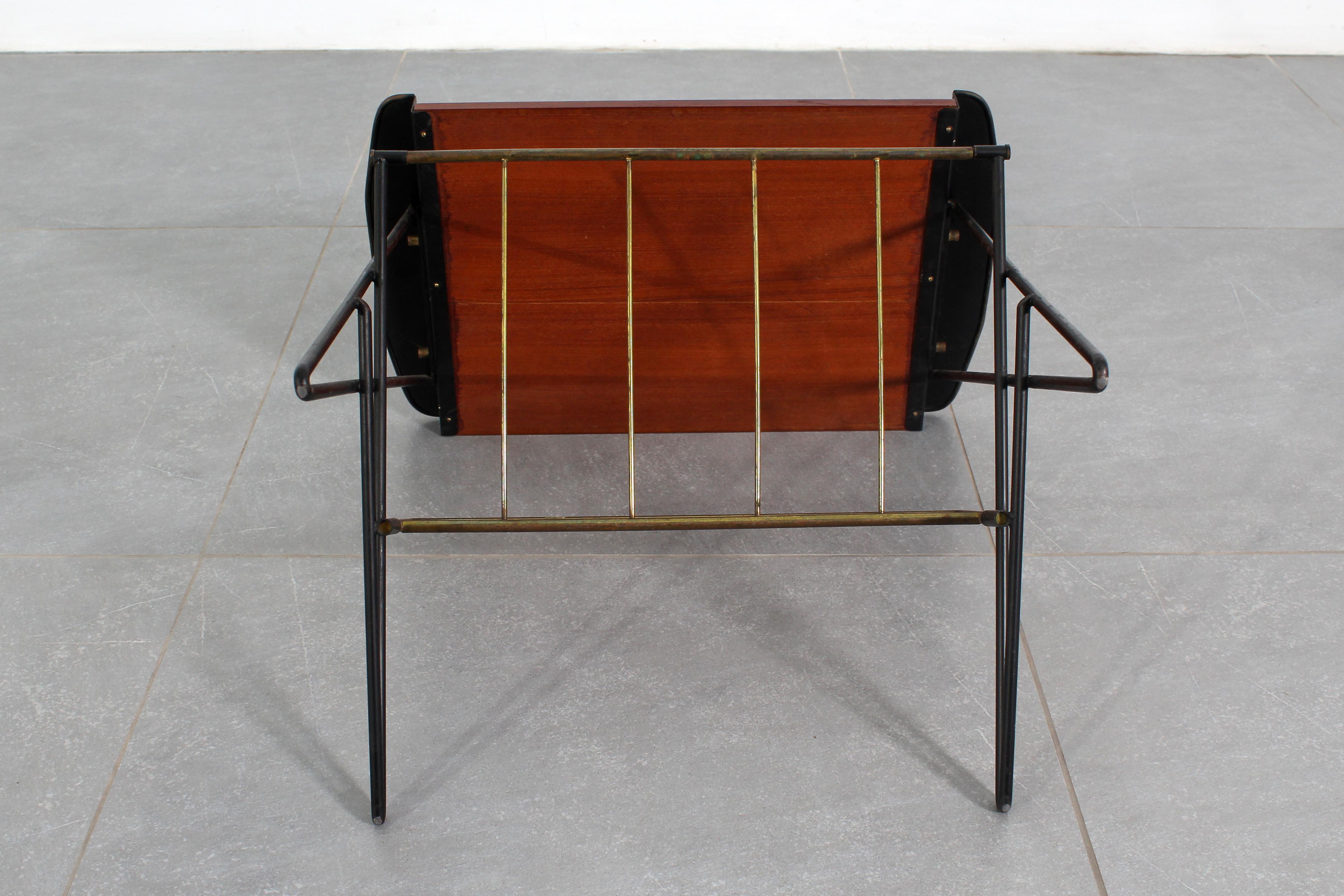 Tavolino da caffè di metà secolo in ferro e teak con portariviste in ottone, anni '60 in vendita 4