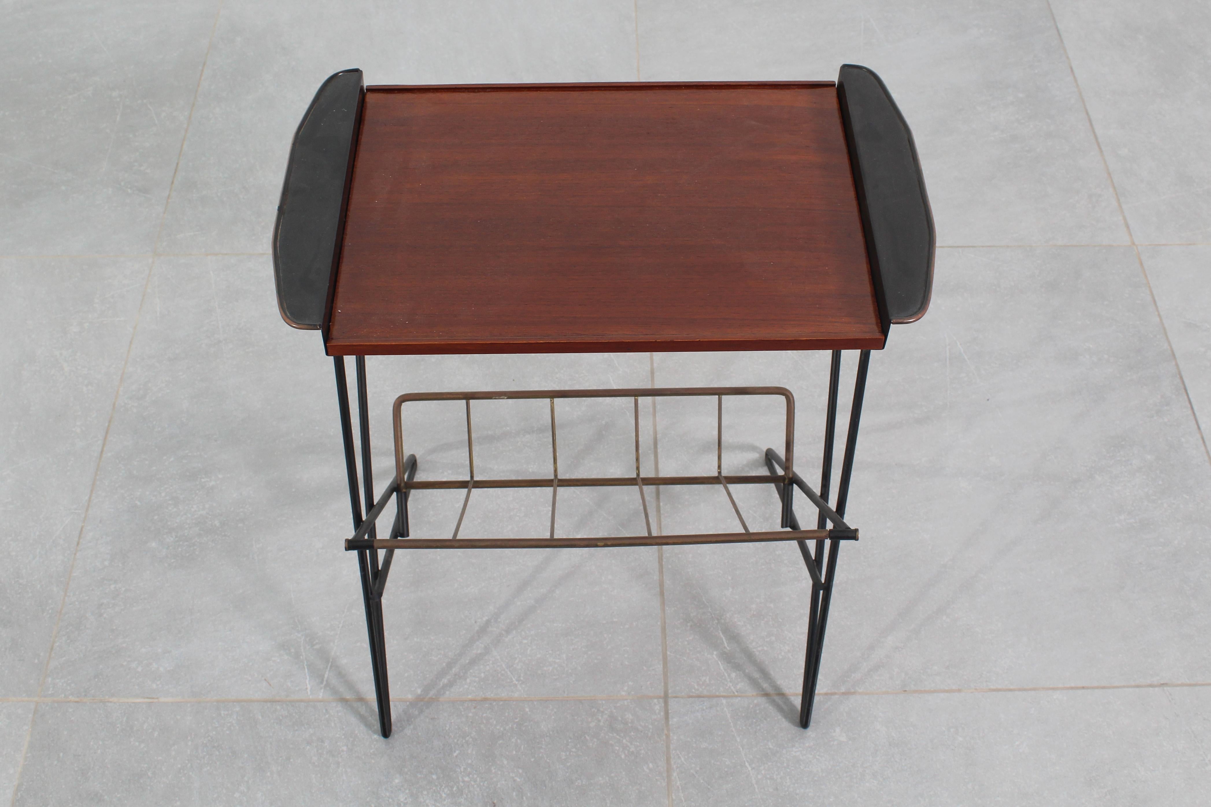 Tavolino da caffè di metà secolo in ferro e teak con portariviste in ottone, anni '60 in vendita 5