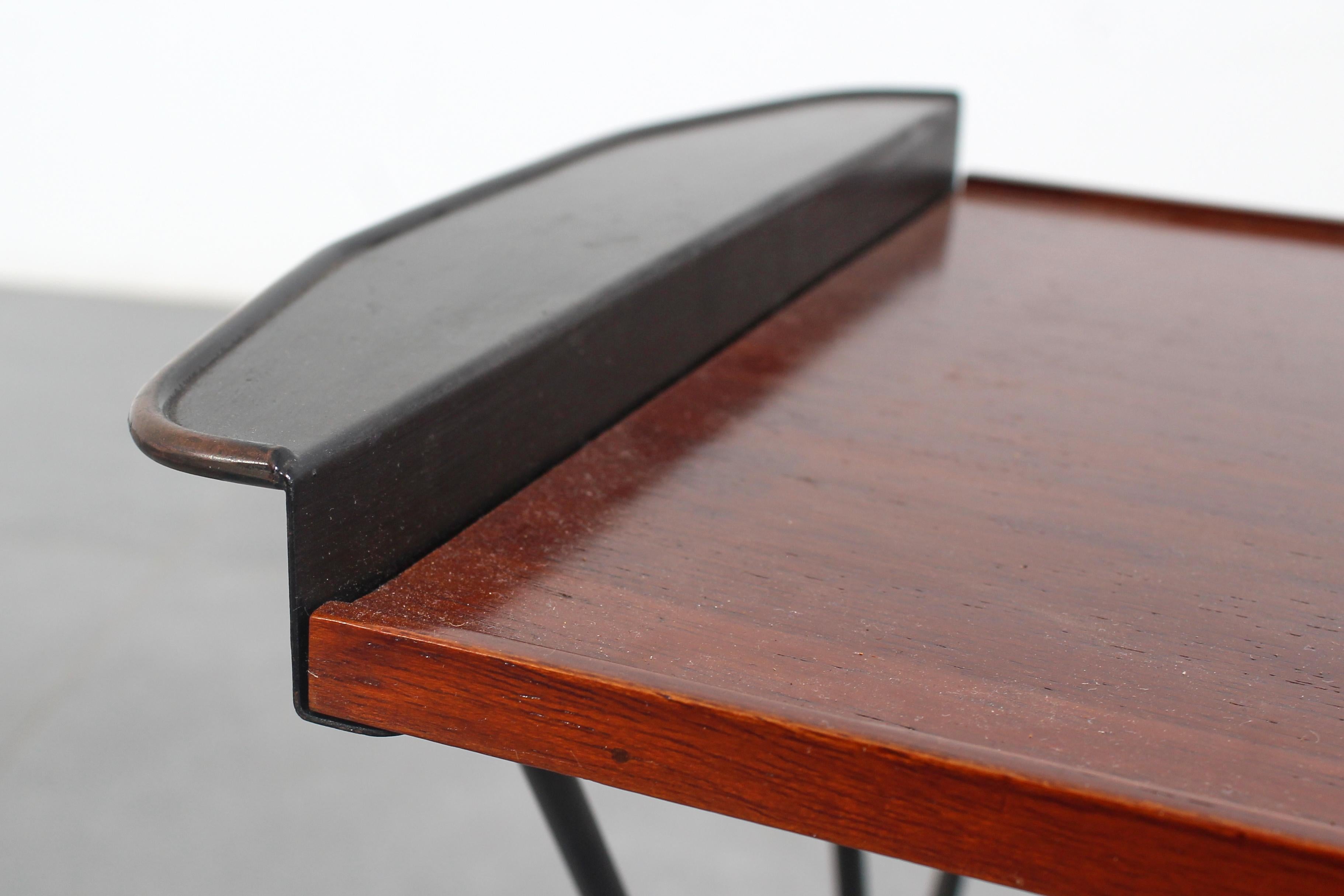 Tavolino da caffè di metà secolo in ferro e teak con portariviste in ottone, anni '60 in vendita 6