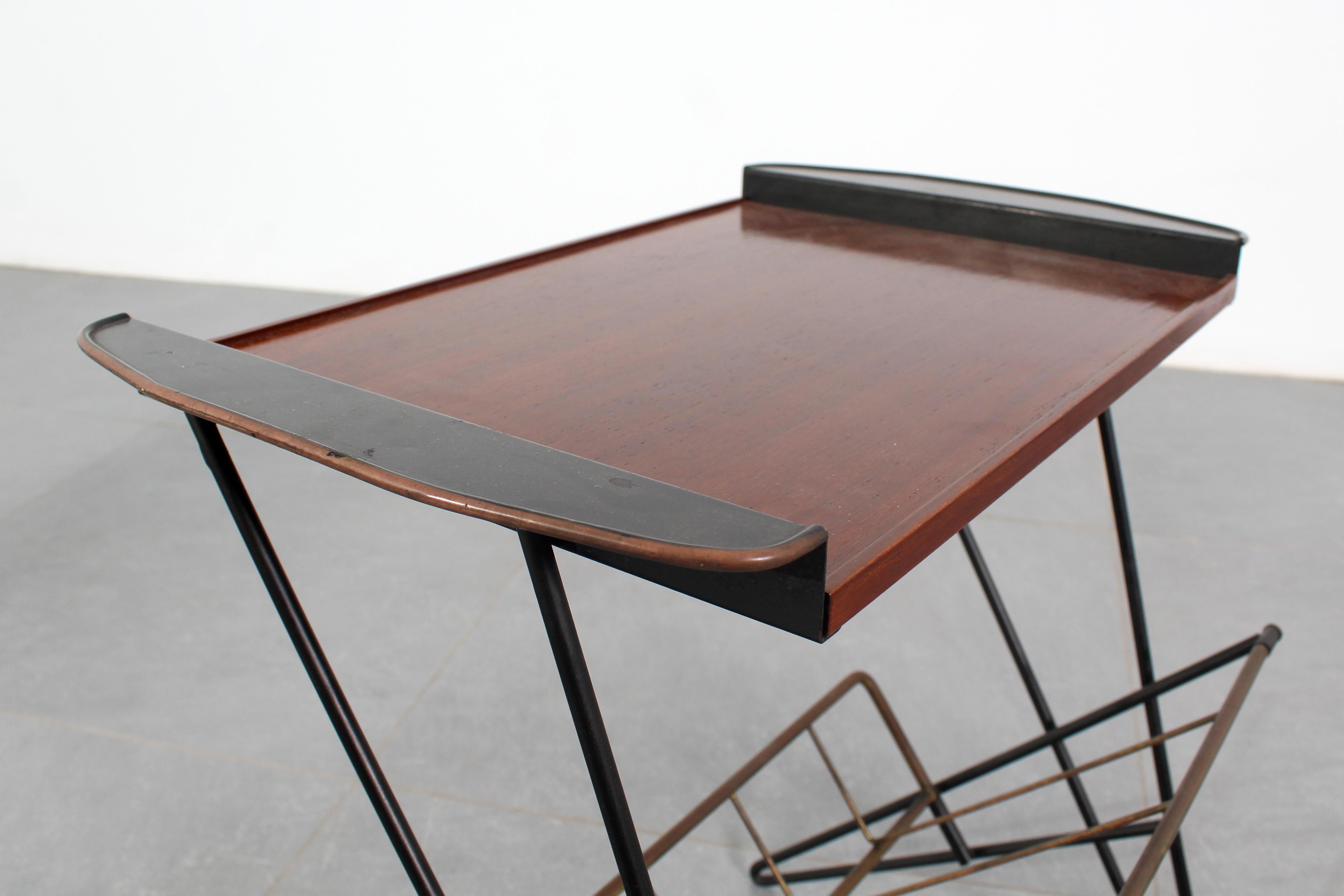 Tavolino da caffè di metà secolo in ferro e teak con portariviste in ottone, anni '60 in vendita 7