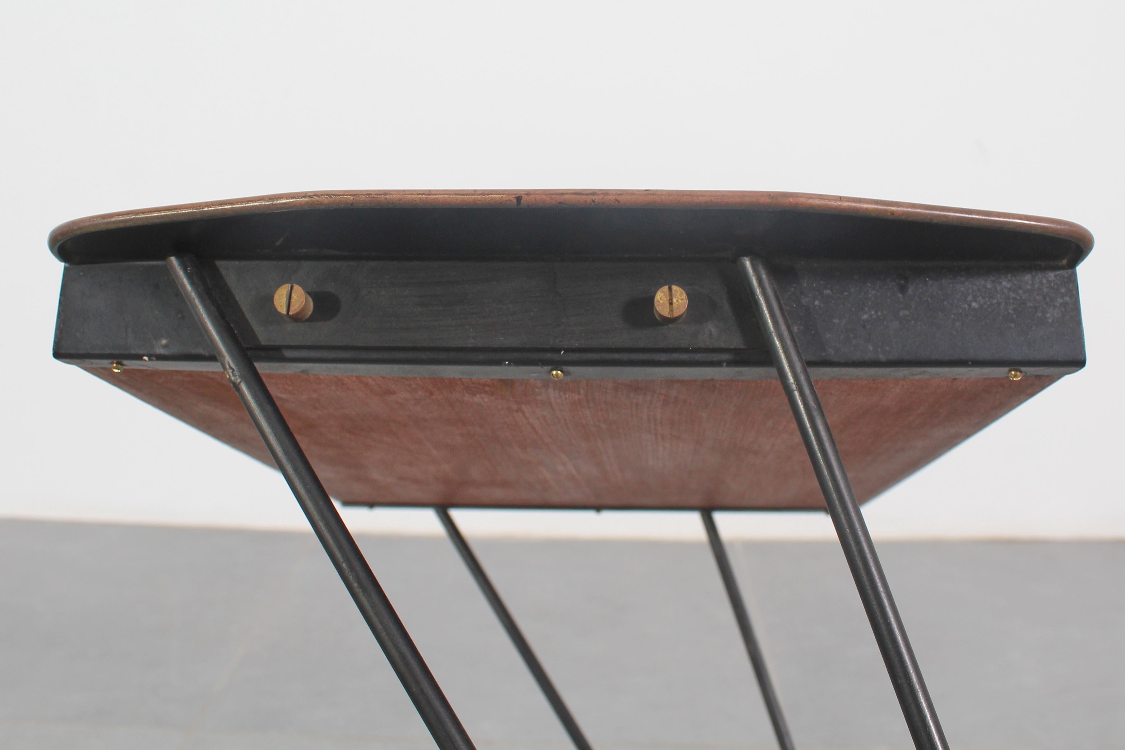 Tavolino da caffè di metà secolo in ferro e teak con portariviste in ottone, anni '60 in vendita 8
