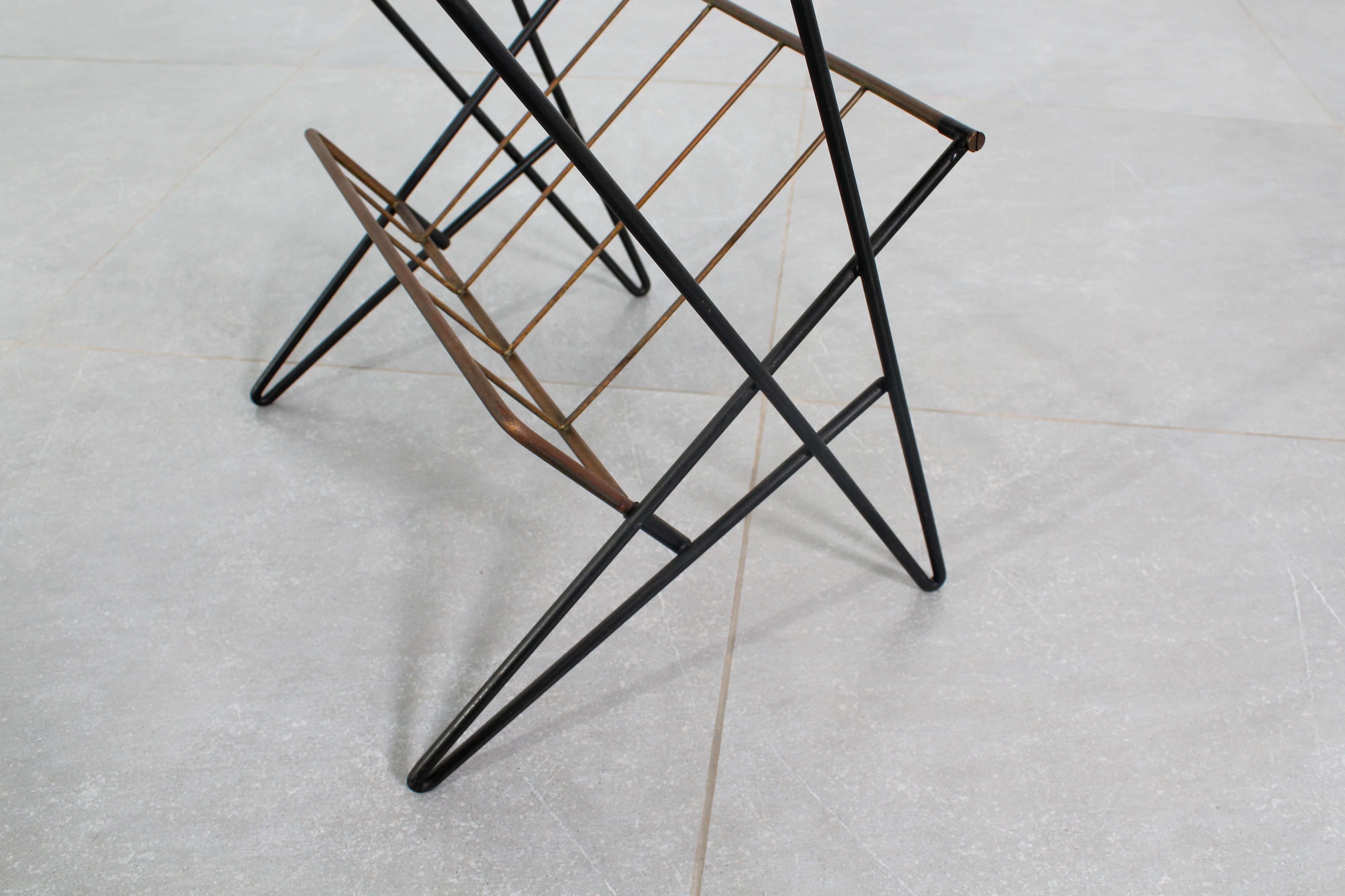 Tavolino da caffè di metà secolo in ferro e teak con portariviste in ottone, anni '60 in vendita 9