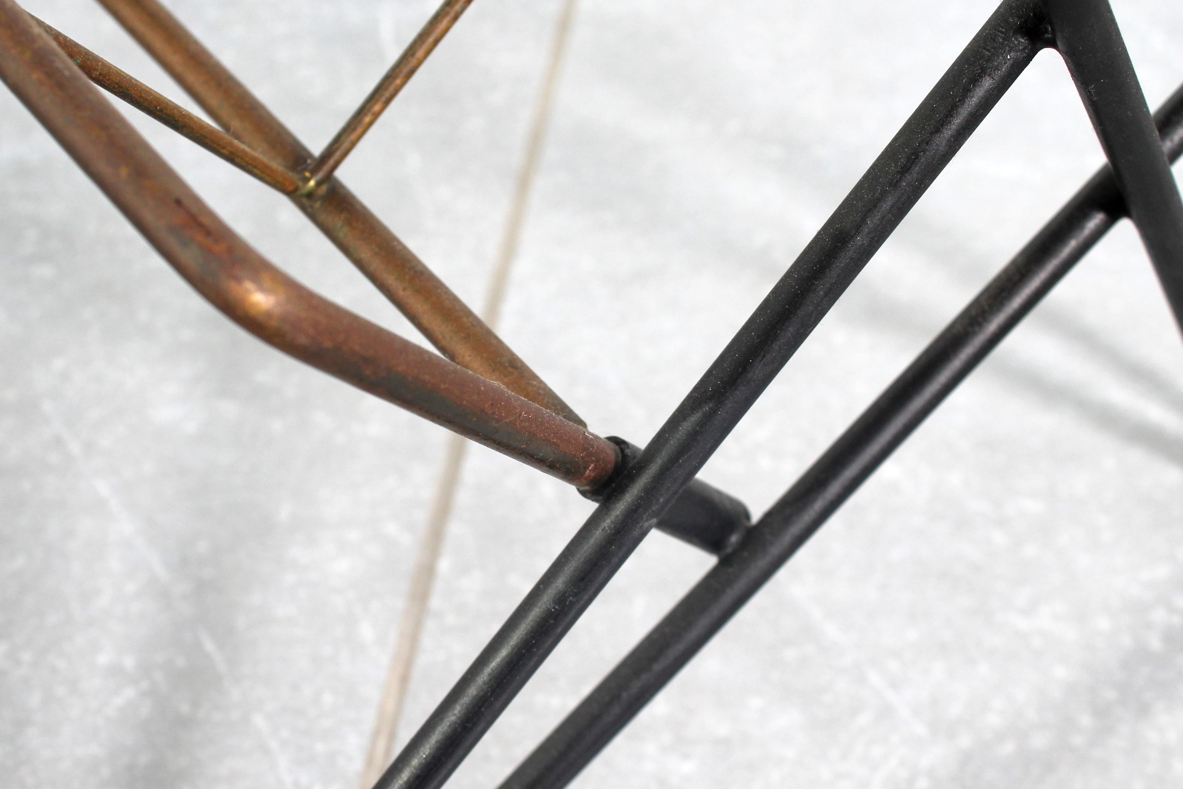 Tavolino da caffè di metà secolo in ferro e teak con portariviste in ottone, anni '60 in vendita 10