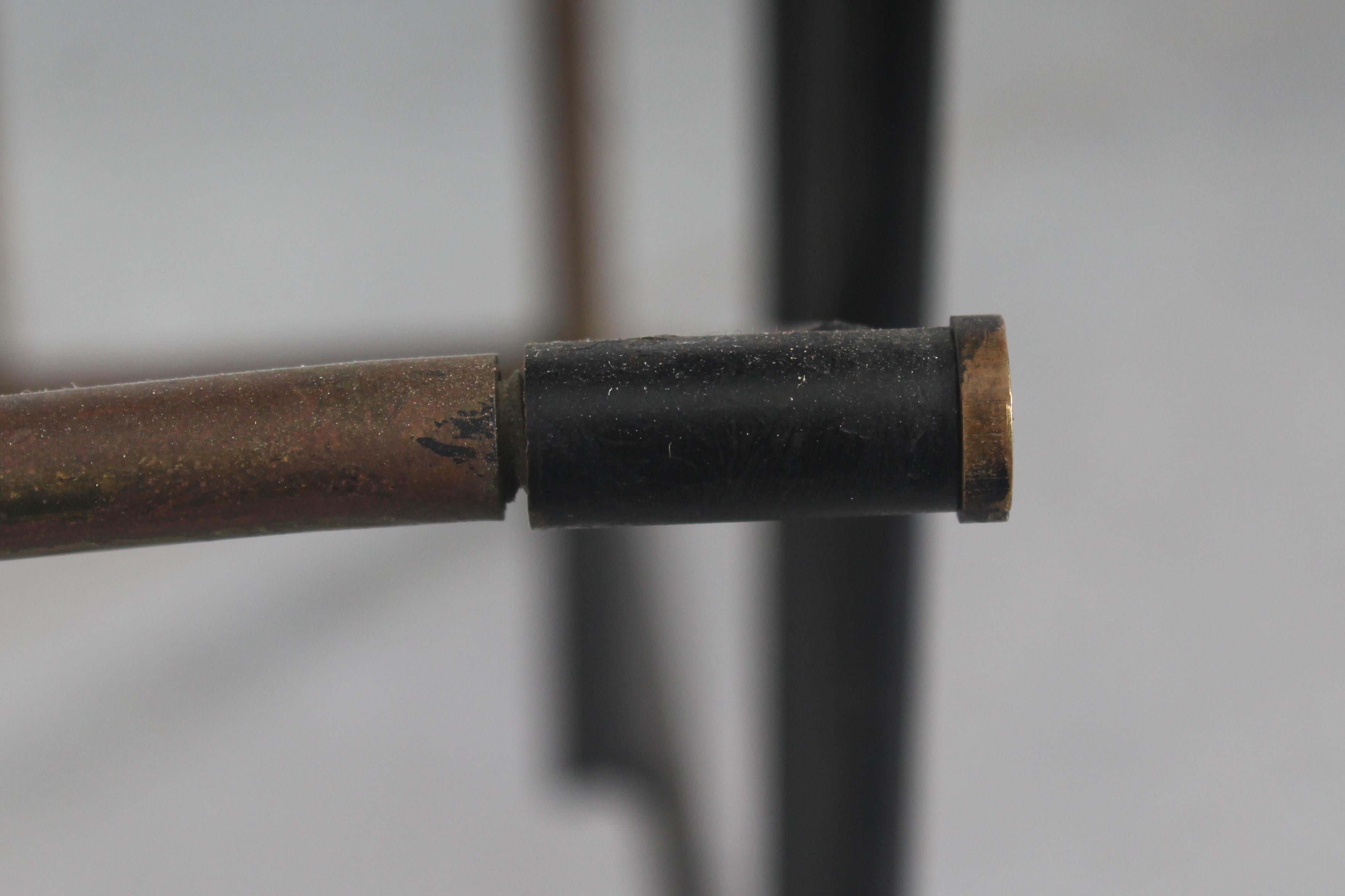 Tavolino da caffè di metà secolo in ferro e teak con portariviste in ottone, anni '60 in vendita 11