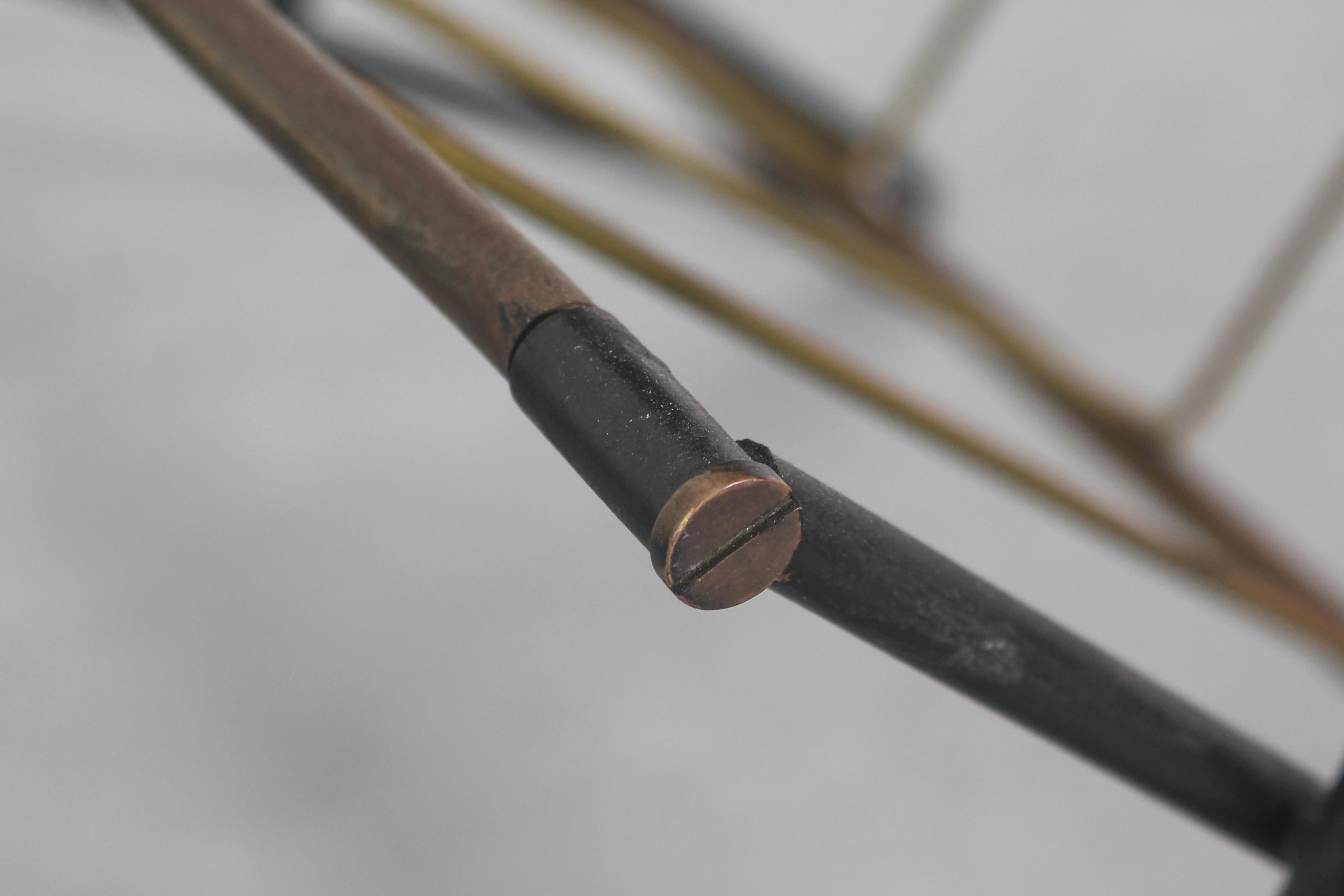 Tavolino da caffè di metà secolo in ferro e teak con portariviste in ottone, anni '60 in vendita 12