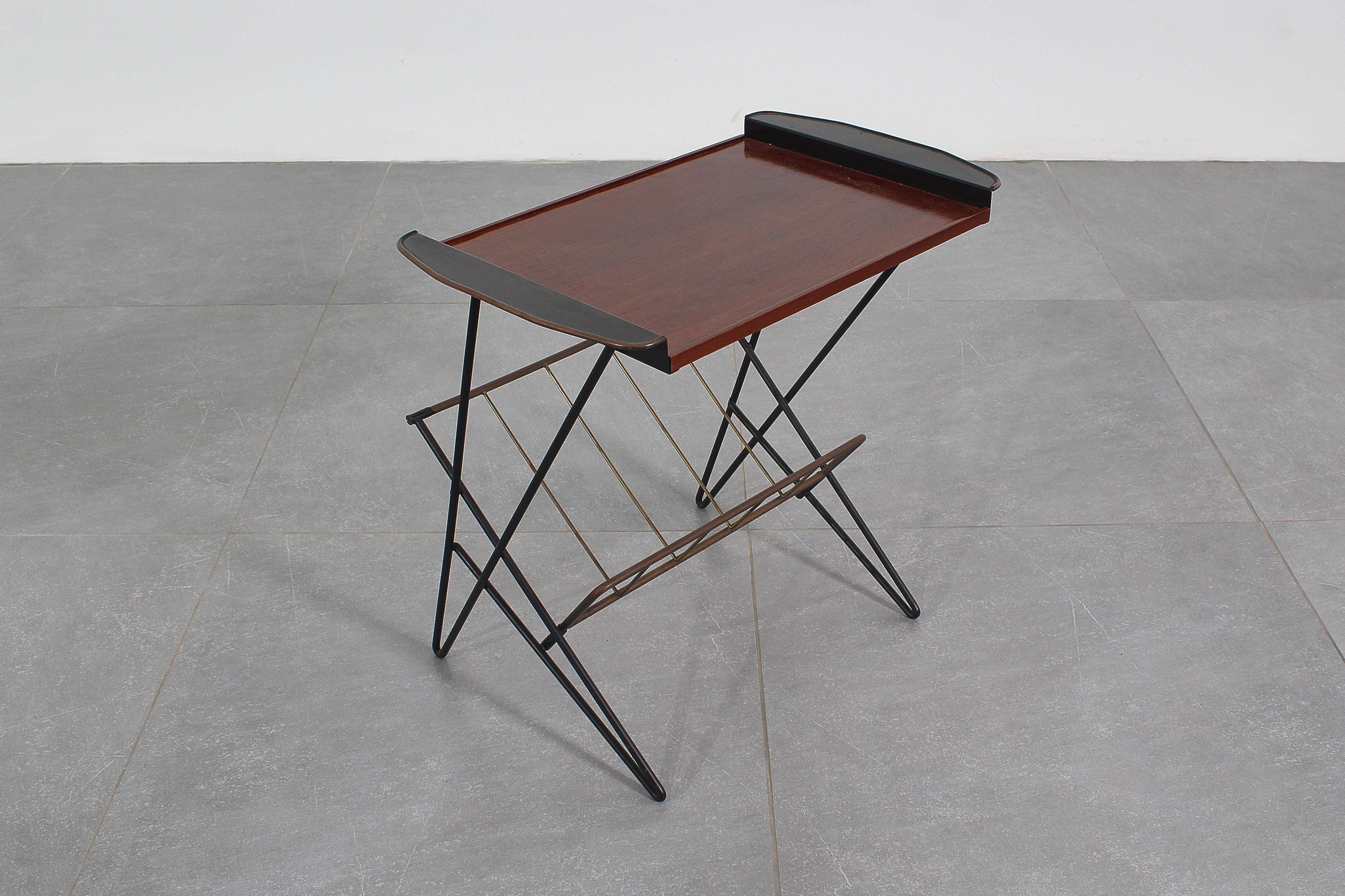 Beautiful coffee table with a geometric iron rod frame, with brass magazine rack, and teak wood top. Italia anni '60.
Usura coerente con l'età e l'uso.
