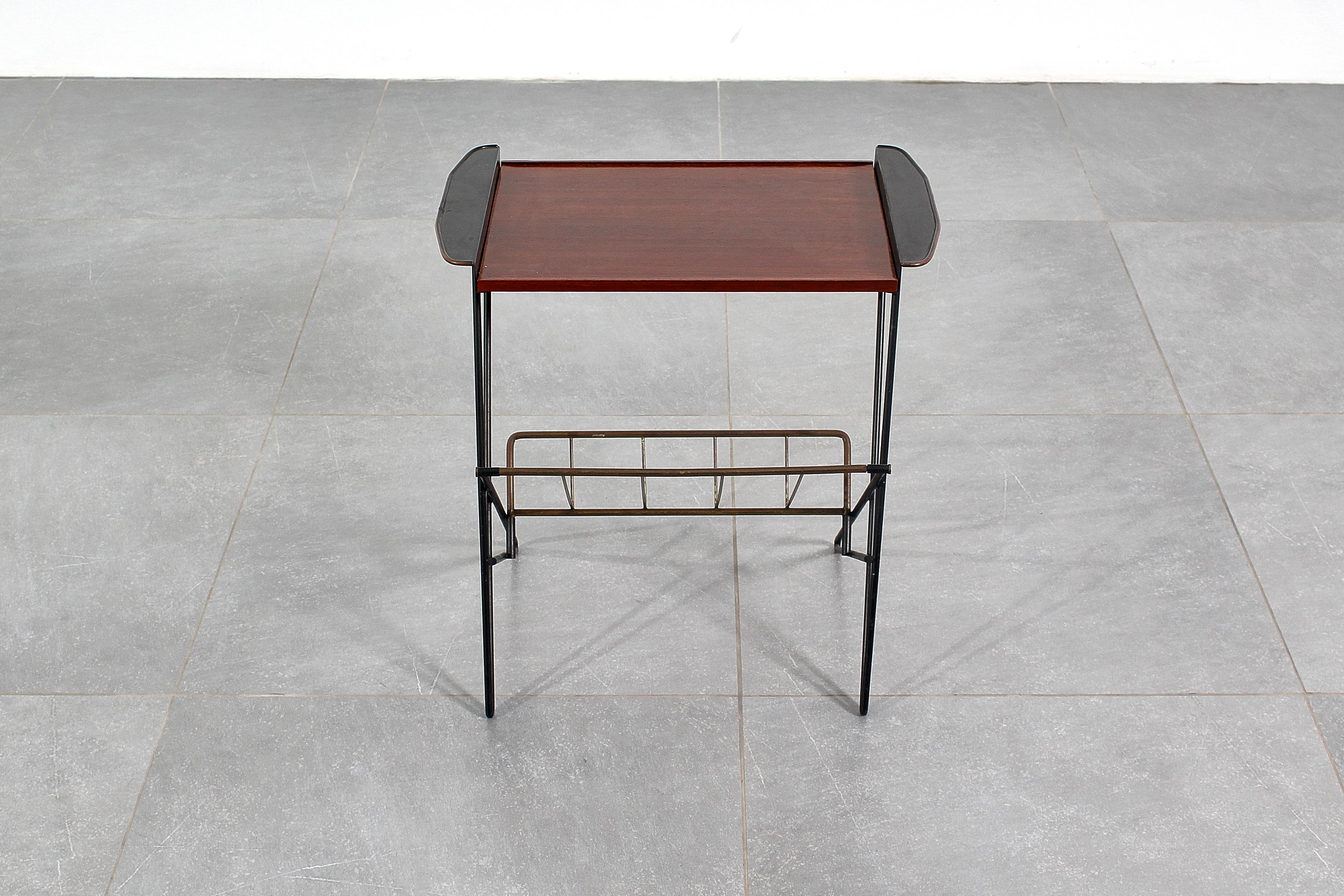 Mid-Century moderno Tavolino da caffè di metà secolo in ferro e teak con portariviste in ottone, anni '60 in vendita
