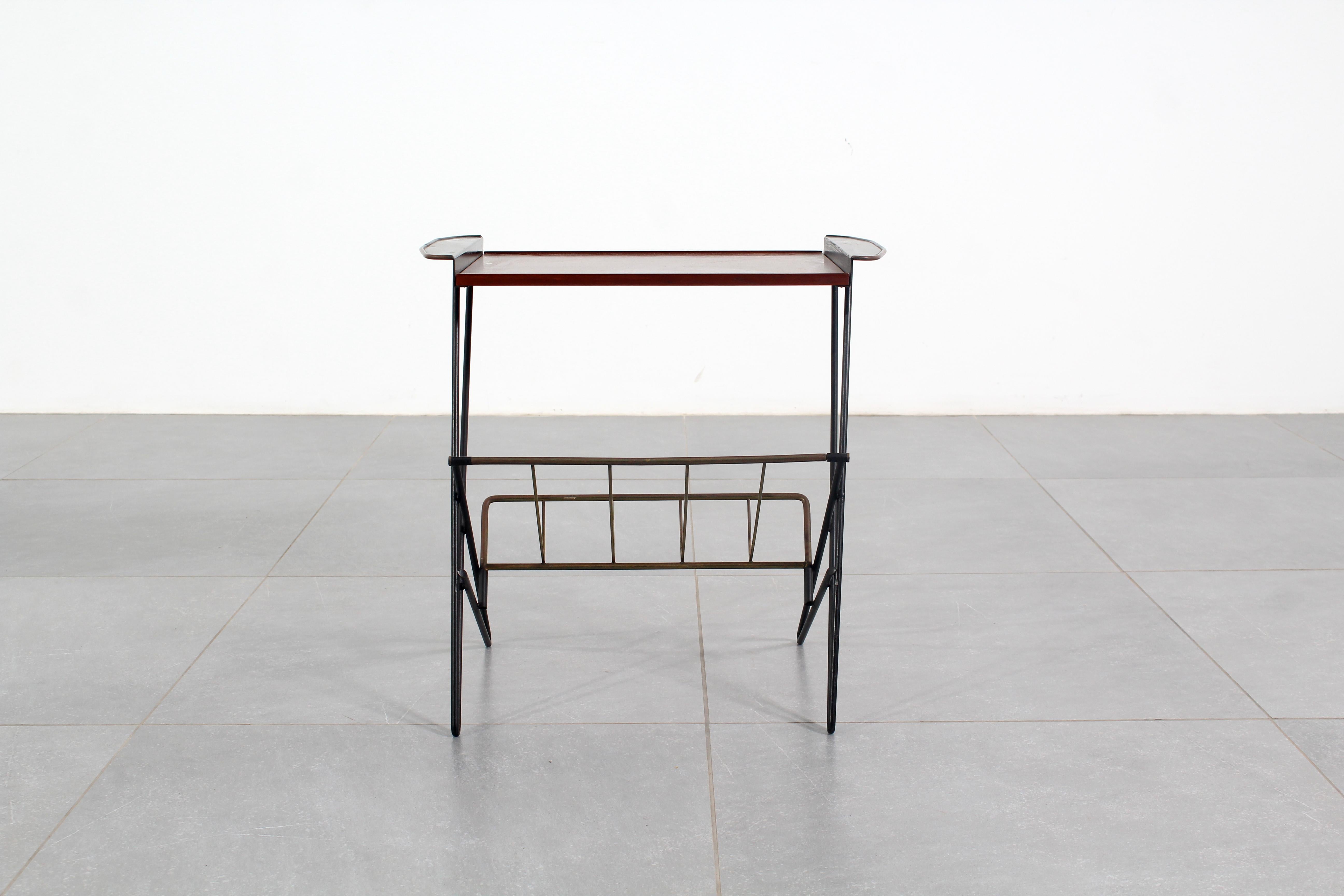 Italiano Tavolino da caffè di metà secolo in ferro e teak con portariviste in ottone, anni '60 in vendita