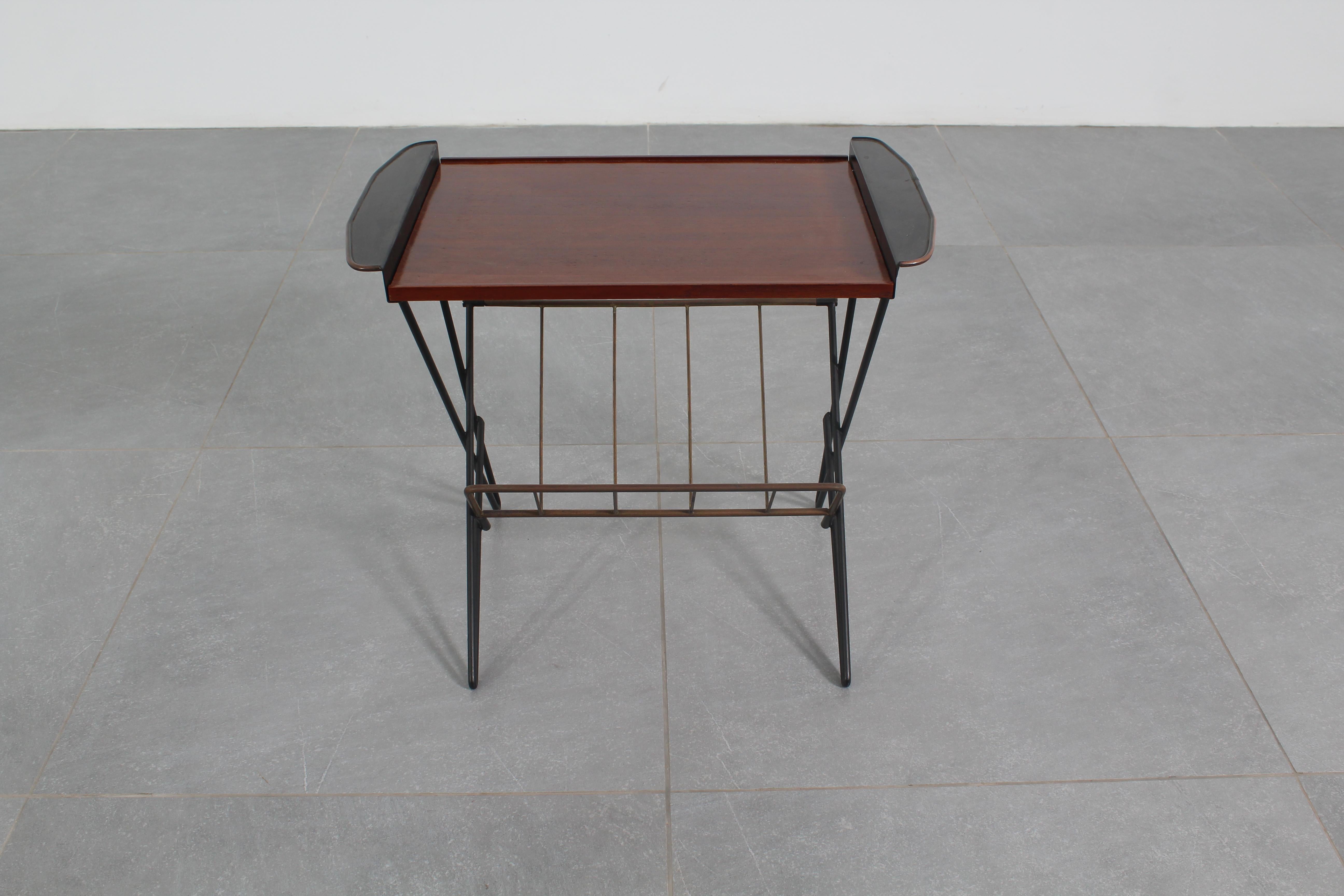 Tavolino da caffè di metà secolo in ferro e teak con portariviste in ottone, anni '60 In condizioni buone in vendita a Palermo, IT