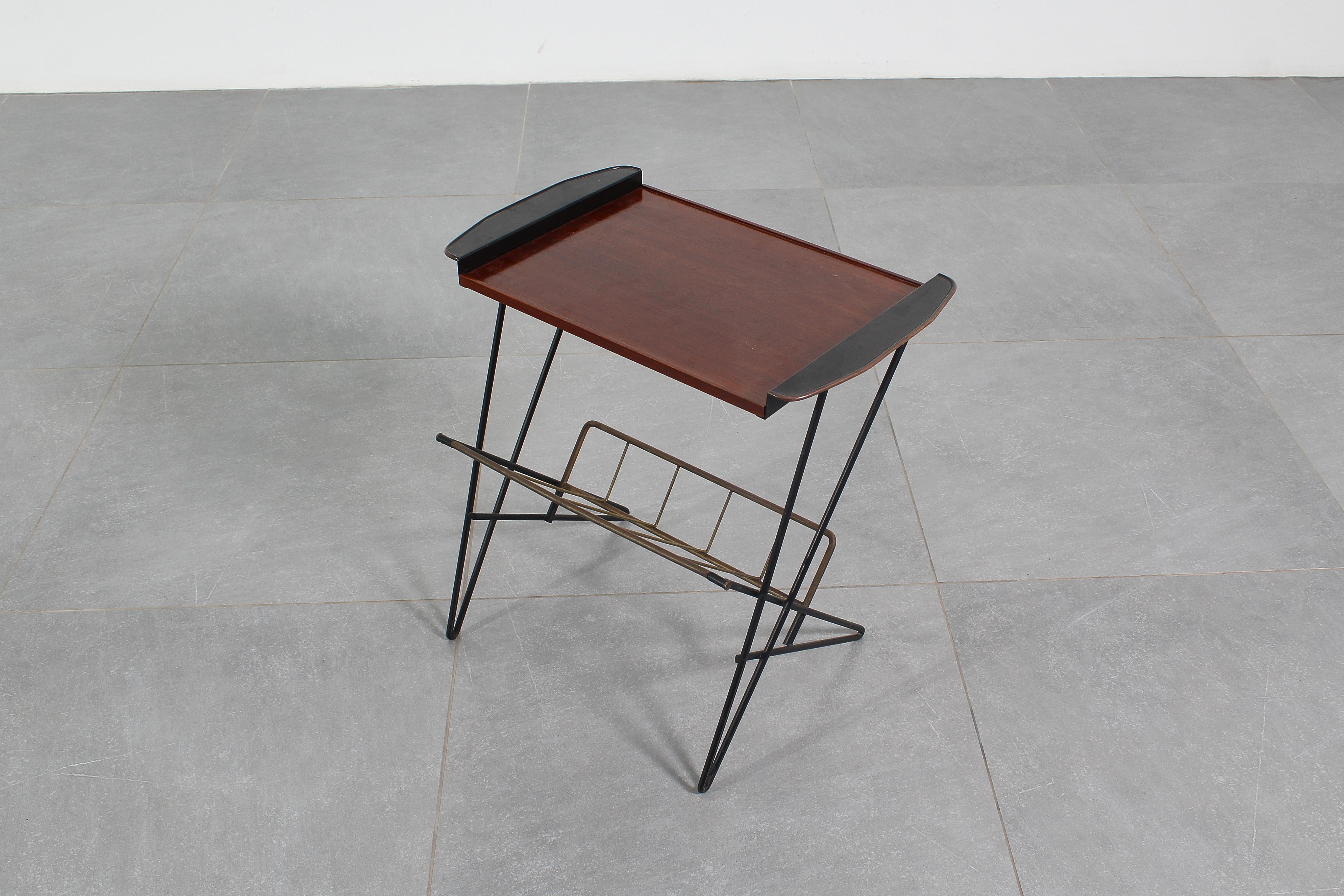 Metà XX secolo Tavolino da caffè di metà secolo in ferro e teak con portariviste in ottone, anni '60 in vendita