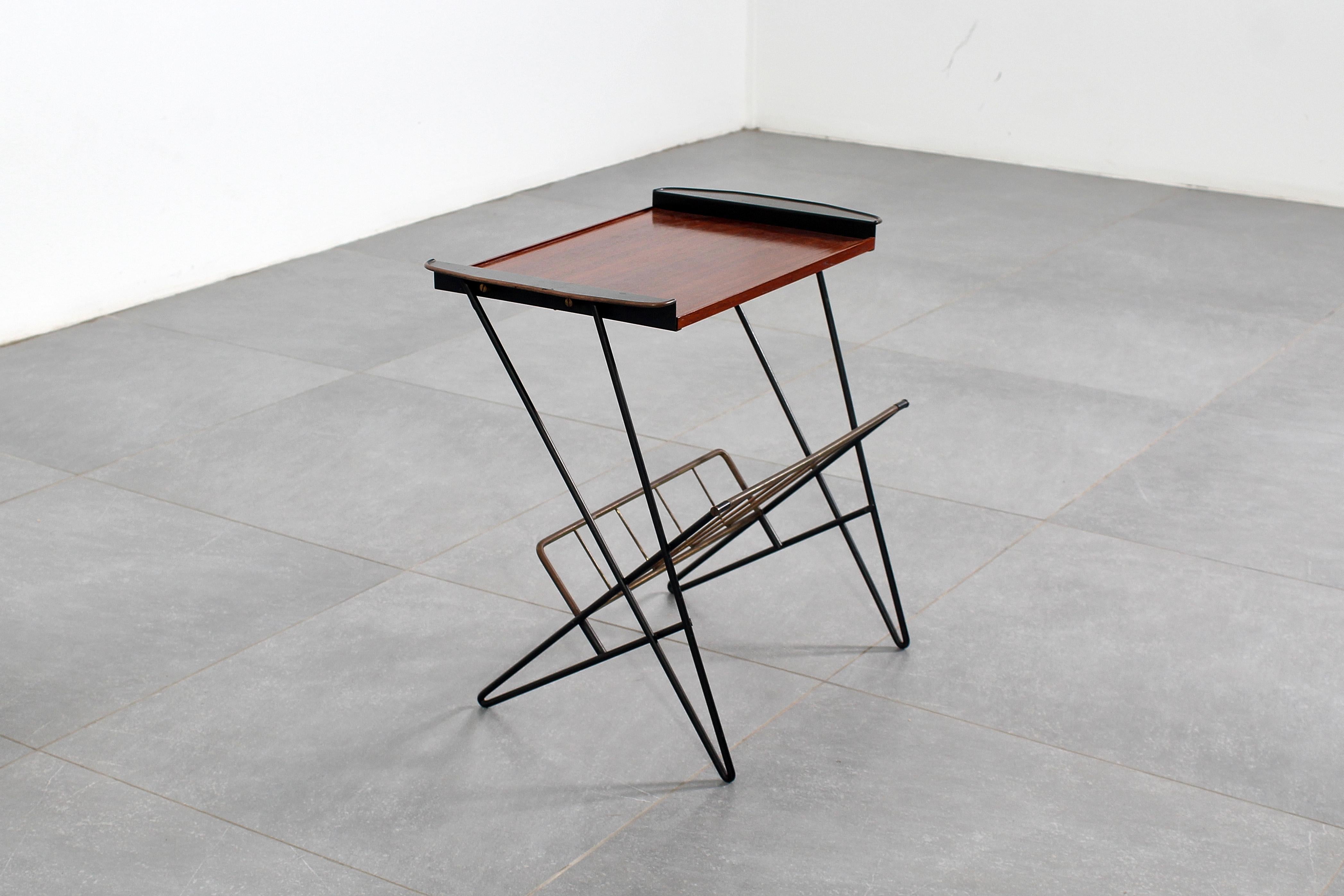 Ottone Tavolino da caffè di metà secolo in ferro e teak con portariviste in ottone, anni '60 in vendita