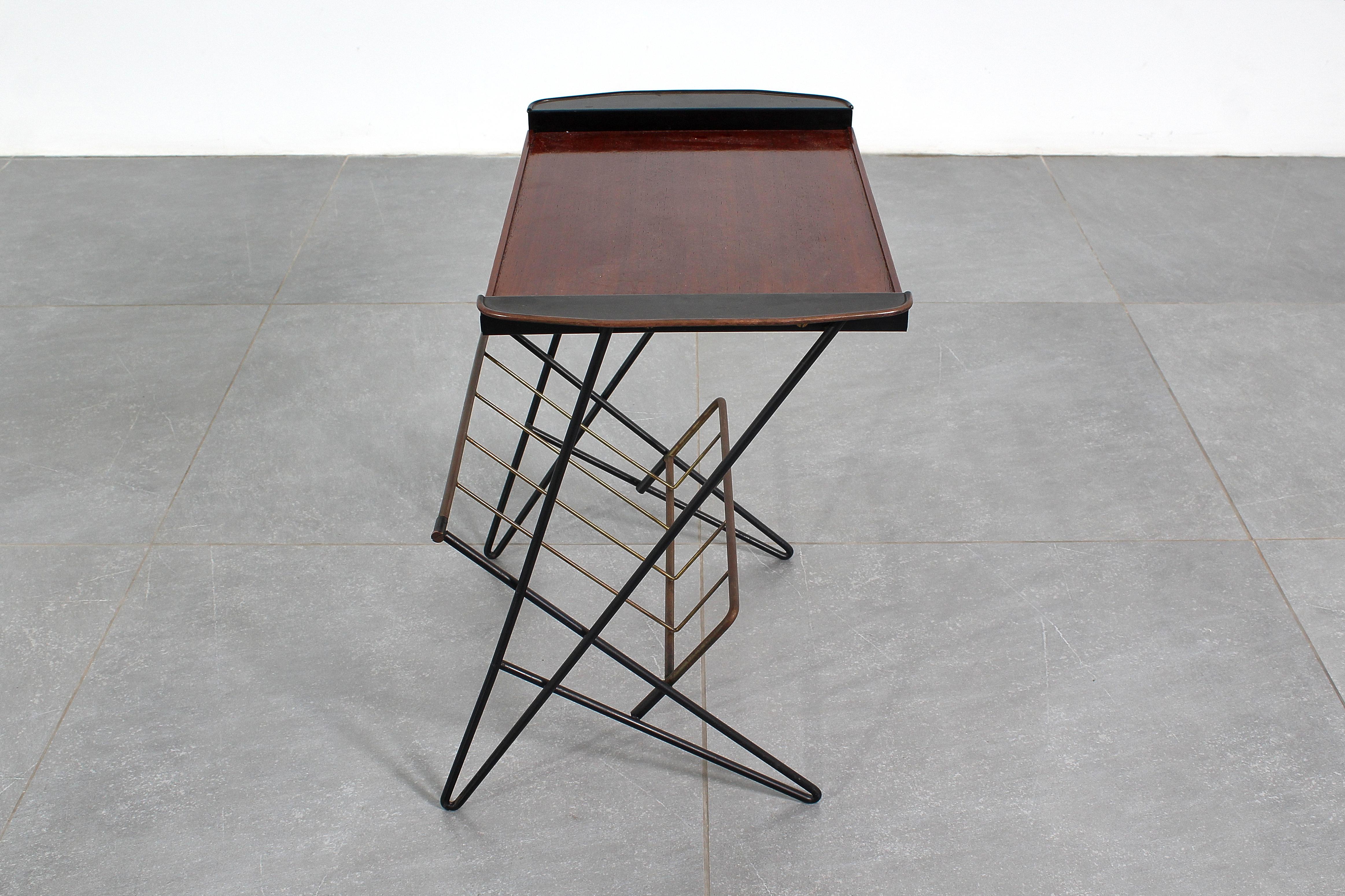 Tavolino da caffè di metà secolo in ferro e teak con portariviste in ottone, anni '60 in vendita 1