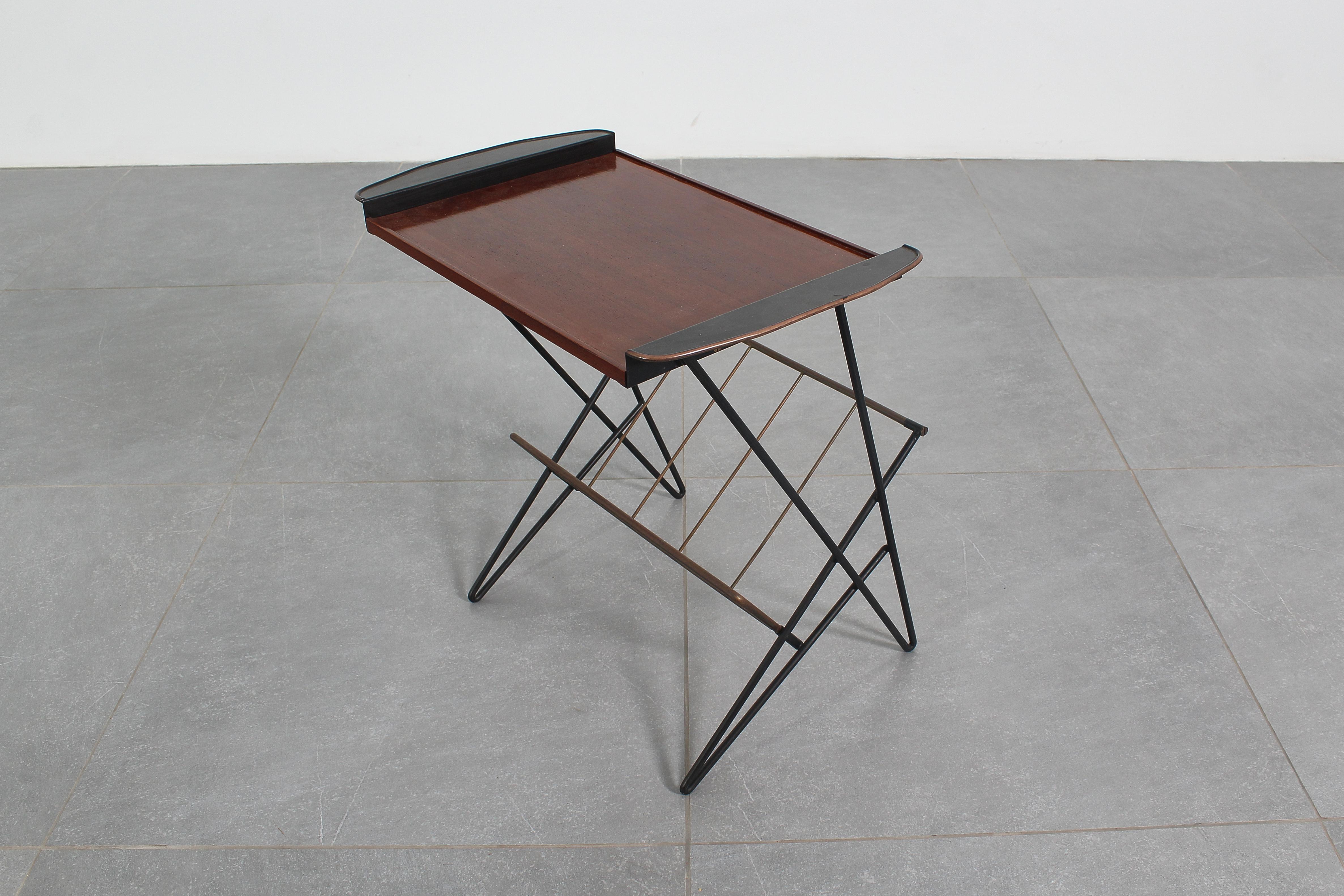 Tavolino da caffè di metà secolo in ferro e teak con portariviste in ottone, anni '60 in vendita 2