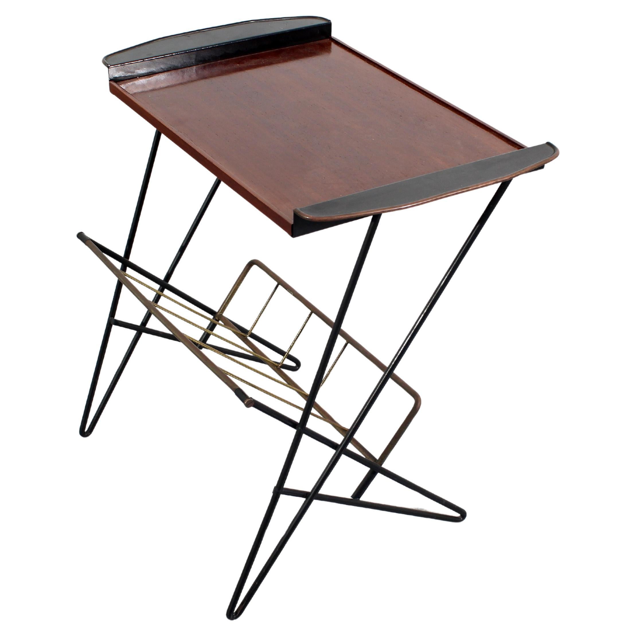 Table basse en fer et teck du milieu du siècle avec porte-revues en laiton, années 1960