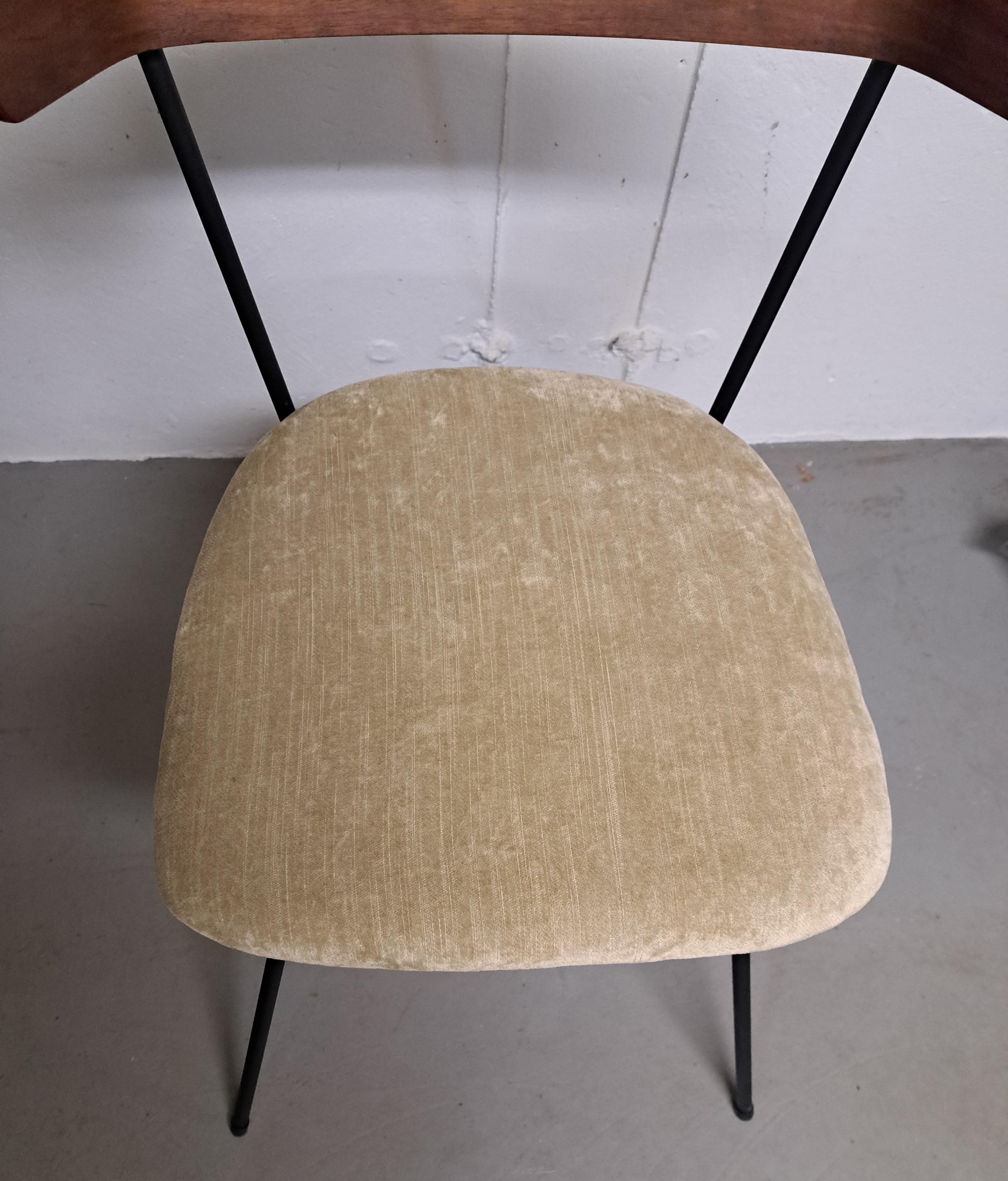 Chaise à base de fer de la modernité du milieu du siècle, attribuée à Clifford Pascoe.  La chaise a été remise à neuf.  La hauteur du dossier est de 38,5