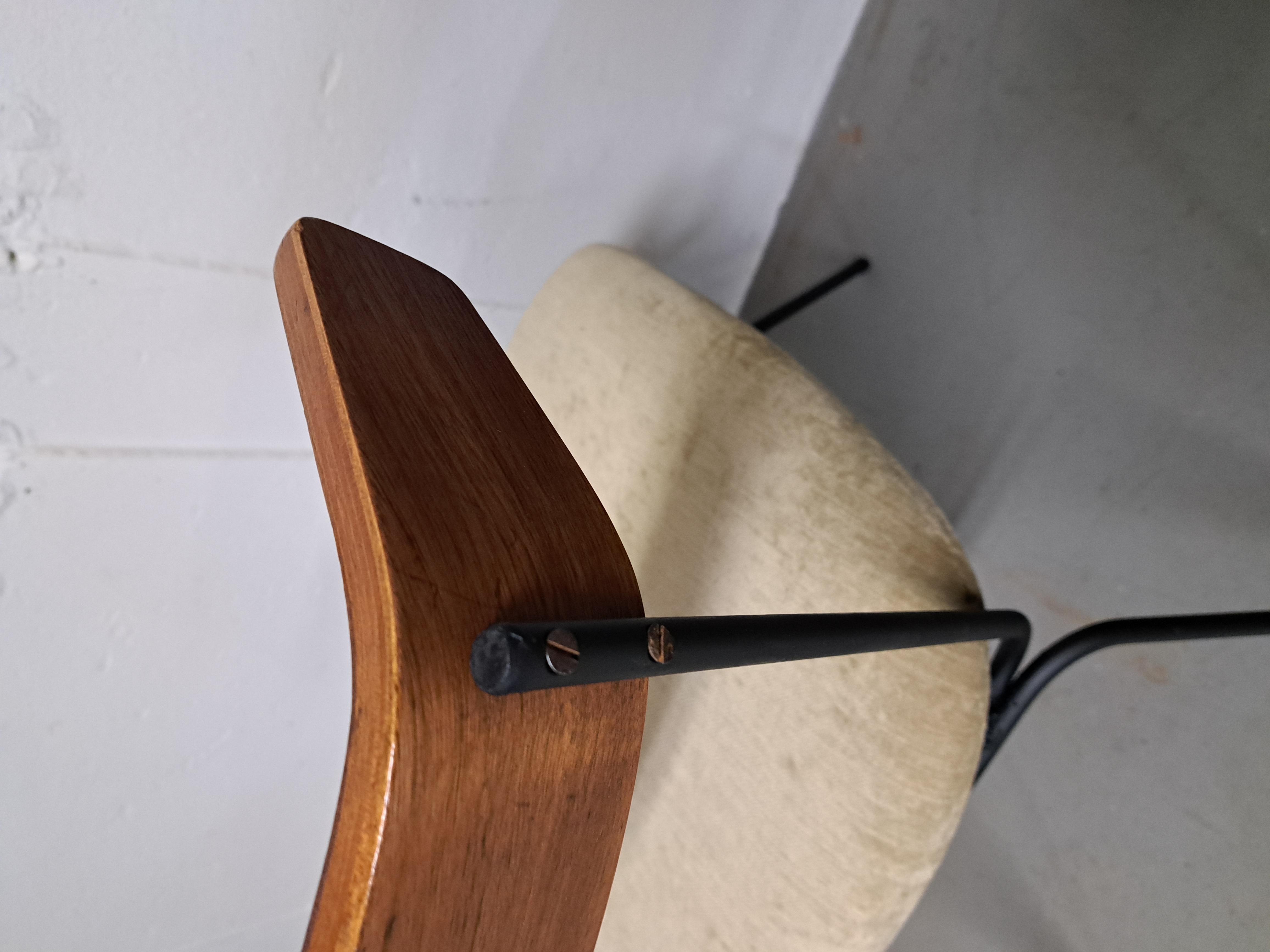 Métal Chaise à base en fer du milieu du siècle dernier attribuée à Clifford Pascoe en vente