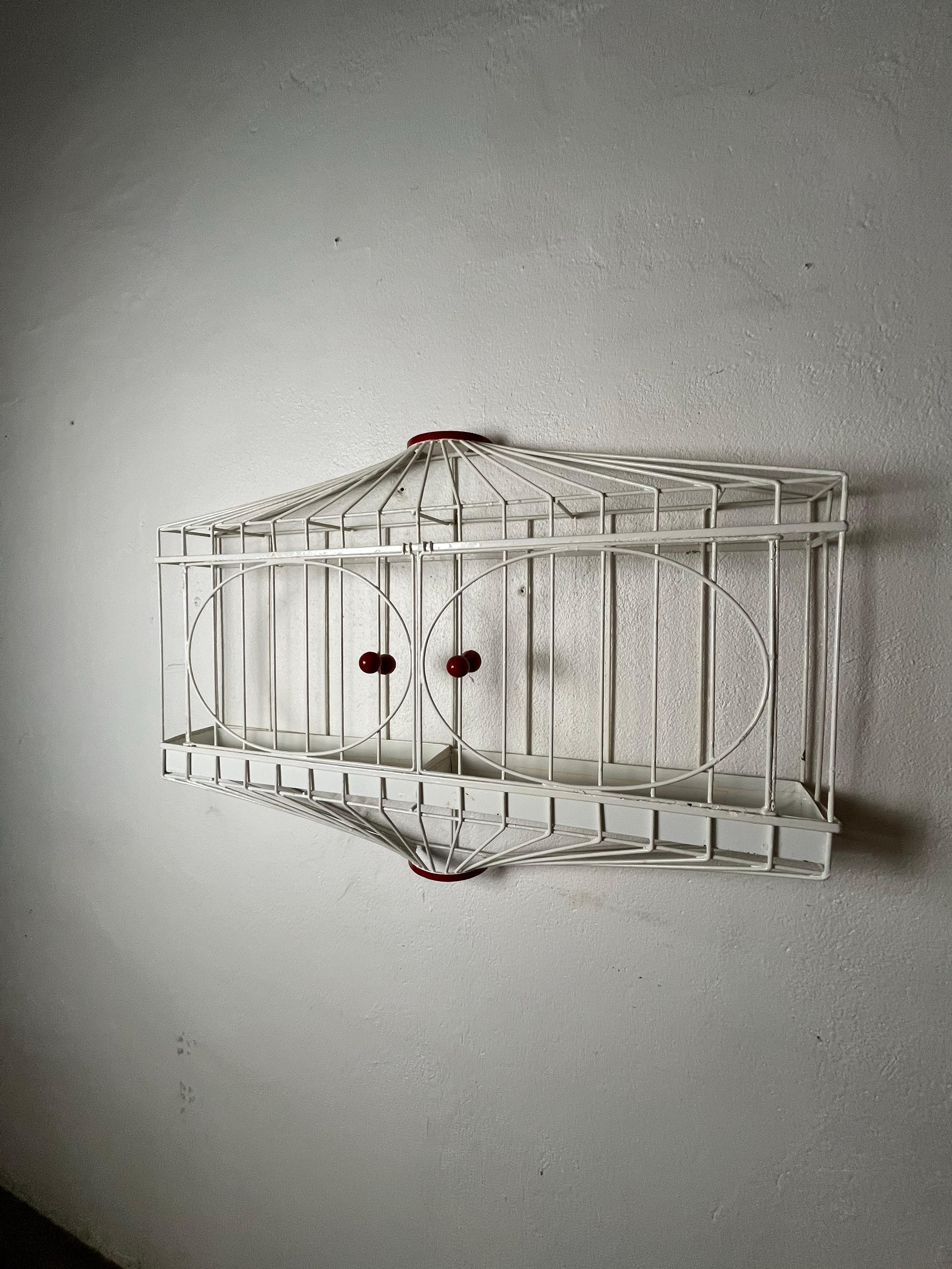 Mid-Century moderno Gabbia per uccelli da parete in ferro del Medioevo in vendita