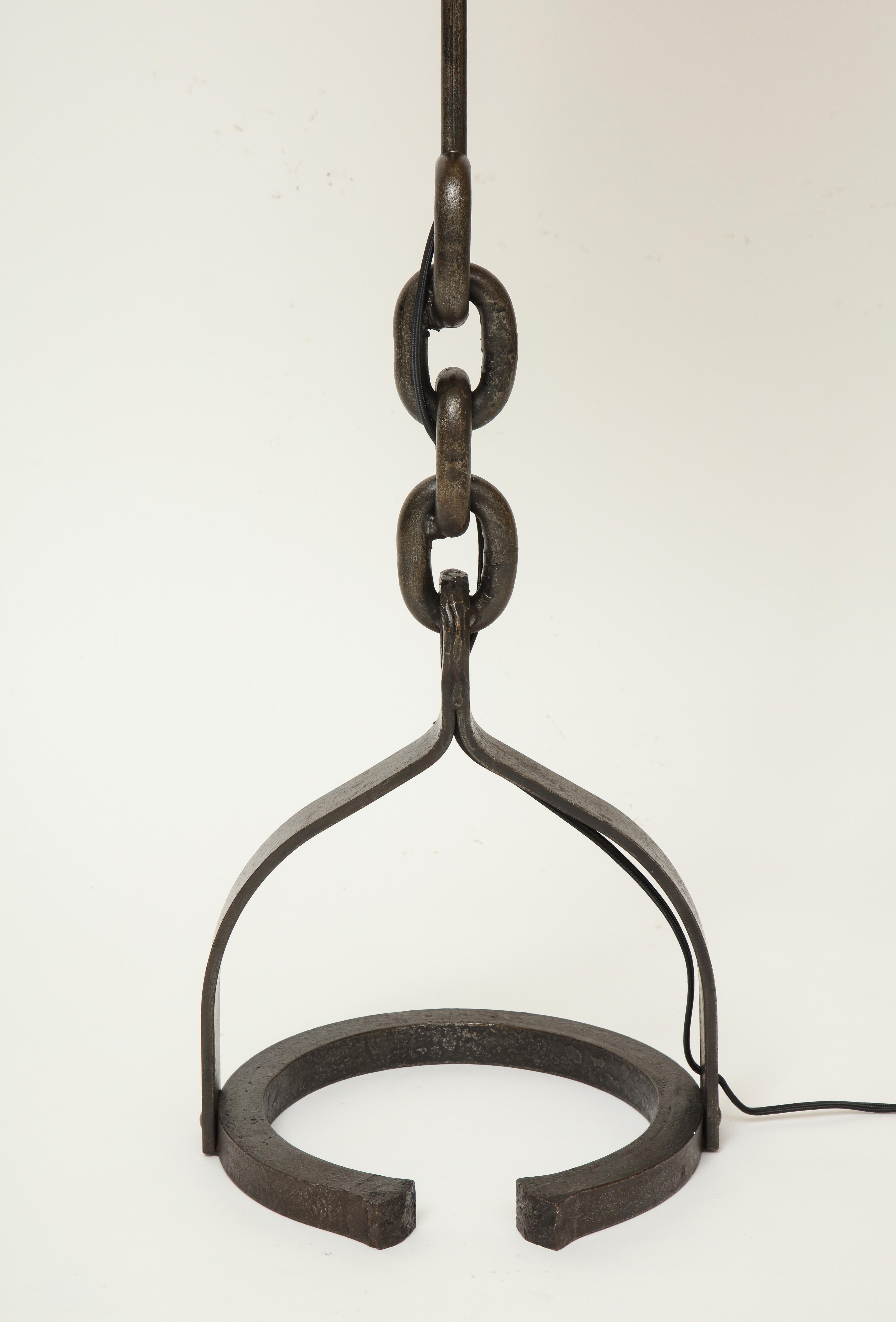Mid-Century Modern Chaîne en fer inspirée de Franz West, abat-jour noir Attr. Lampe haute en fer à cheval Adnet, France en vente