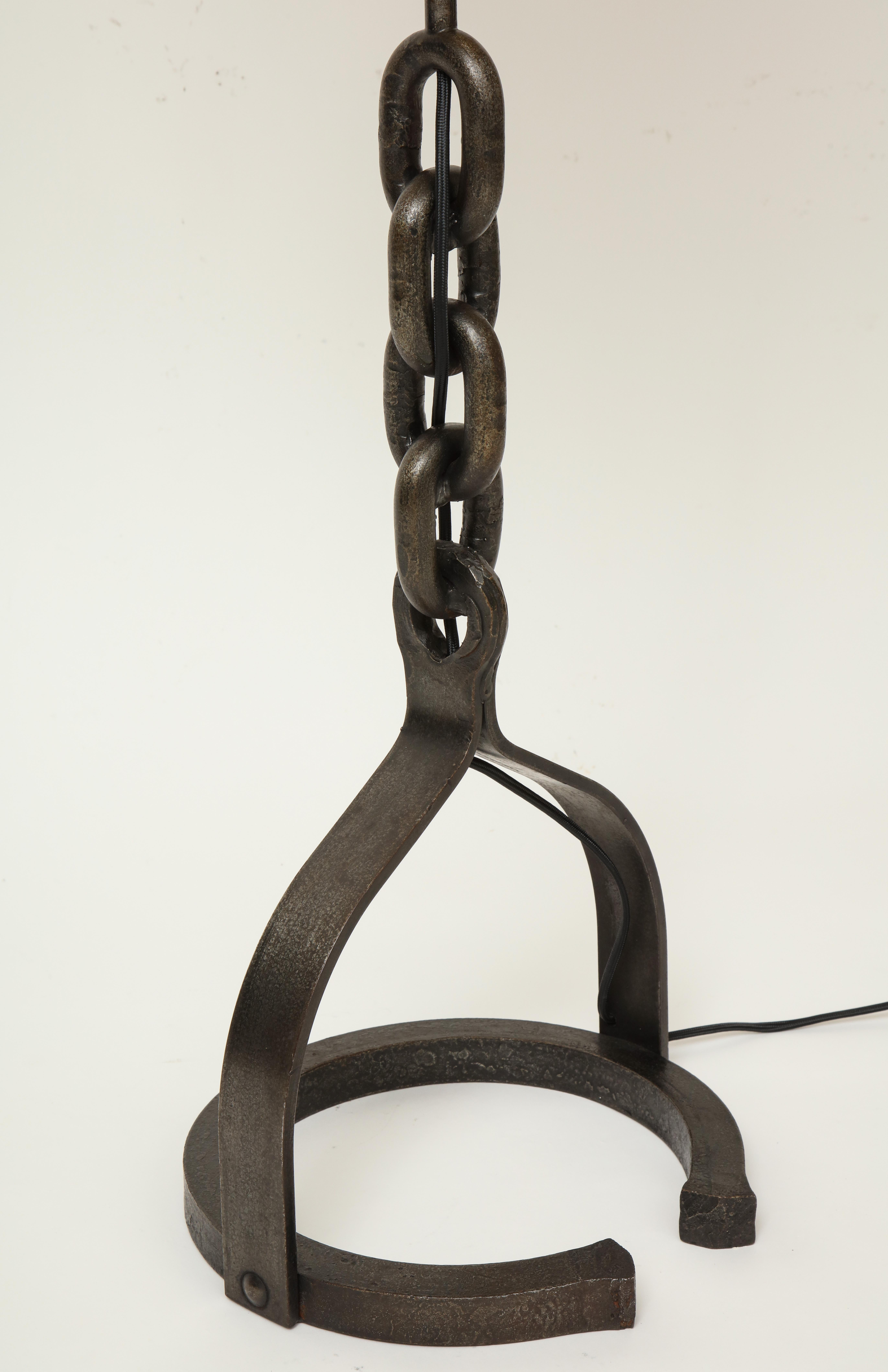 20ième siècle Chaîne en fer inspirée de Franz West, abat-jour noir Attr. Lampe haute en fer à cheval Adnet, France en vente