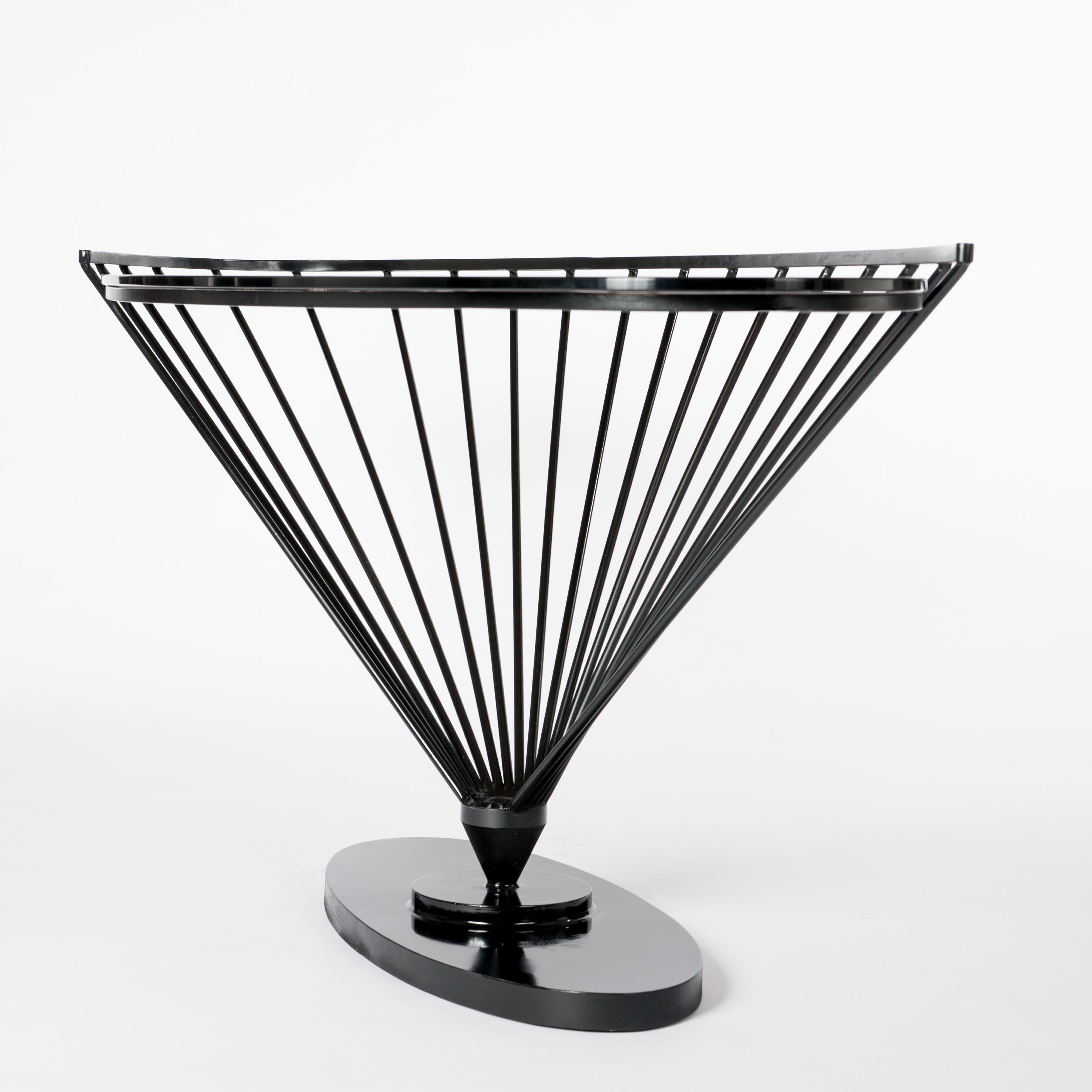 Fait main Table console en fer du milieu du siècle avec plateau en verre fumé par Marzio Cecchi pour Hermès en vente