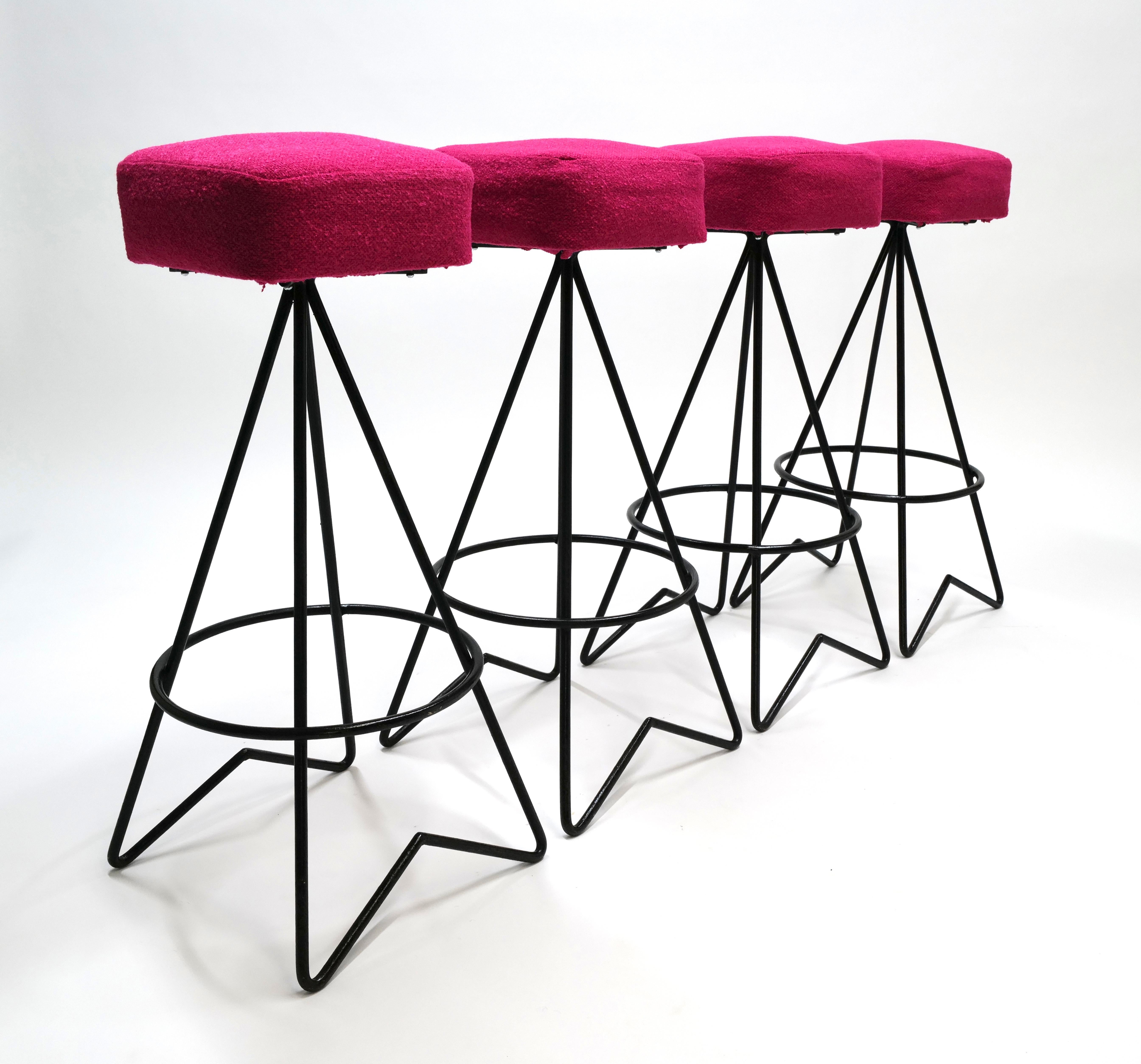 These four mid-century wrought iron counter-height barstools, crafted in the style of Fredric Weinberg, are quintessential examples of mid-century modern design, blending functionality with artistic elegance. Each stool features a sturdy yet