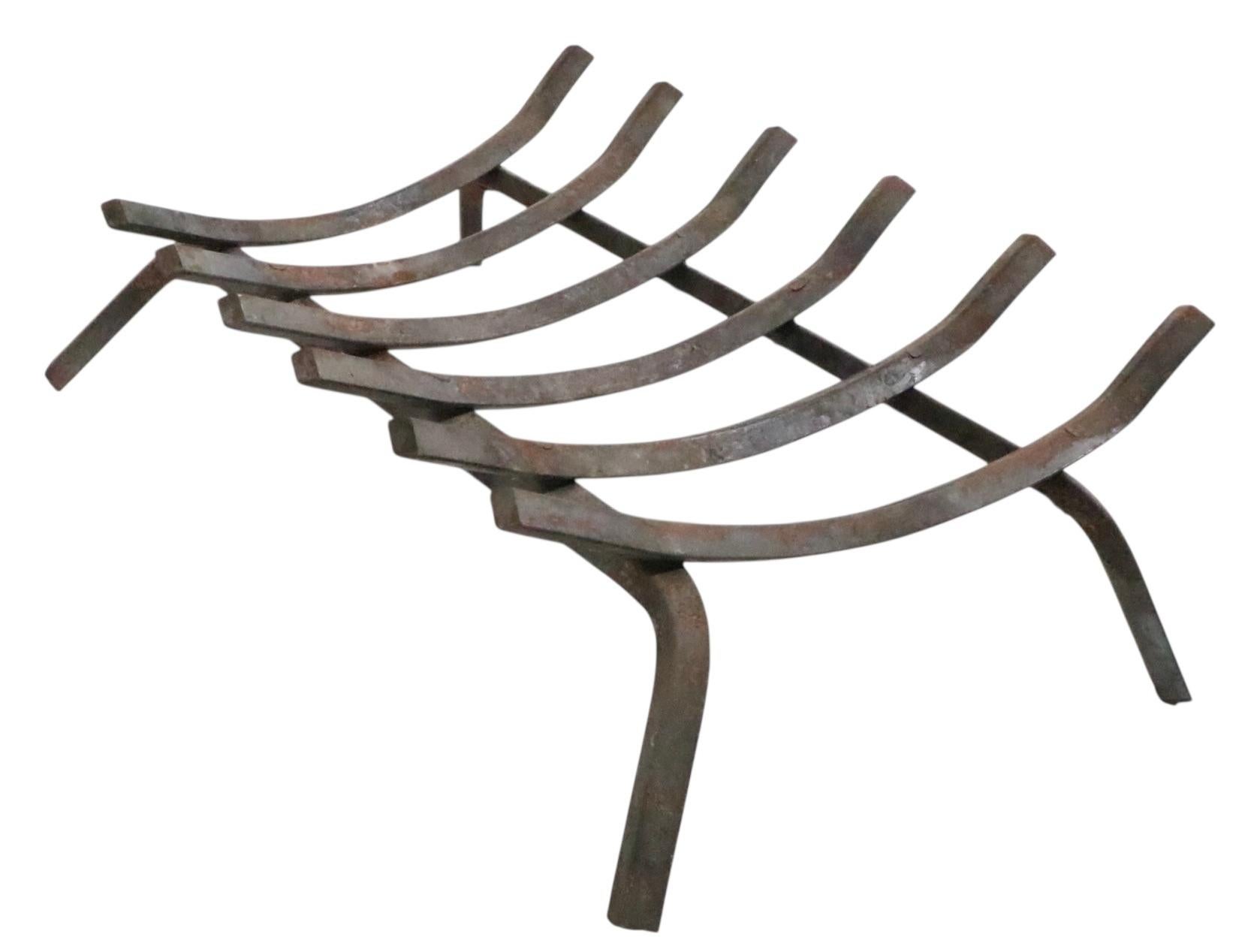 Rejilla arquitectónica de hierro fundido para chimenea, en muy buen estado, original, limpia y lista para usar, mostrando  sólo un ligero desgaste cosmético, normal y acorde con la edad. 