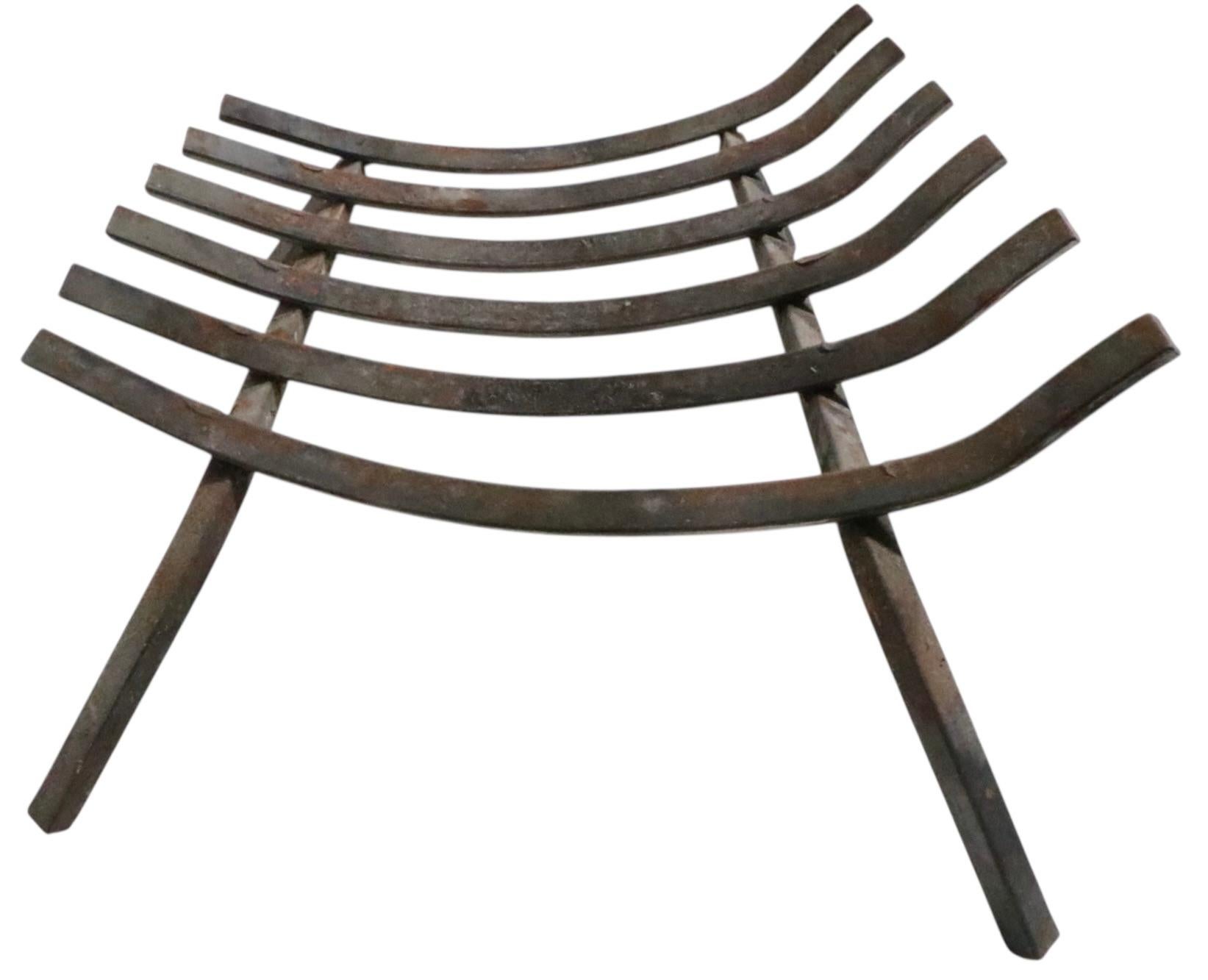 Soporte para troncos de parrilla de chimenea de hierro de mediados de siglo Moderno de mediados de siglo en venta