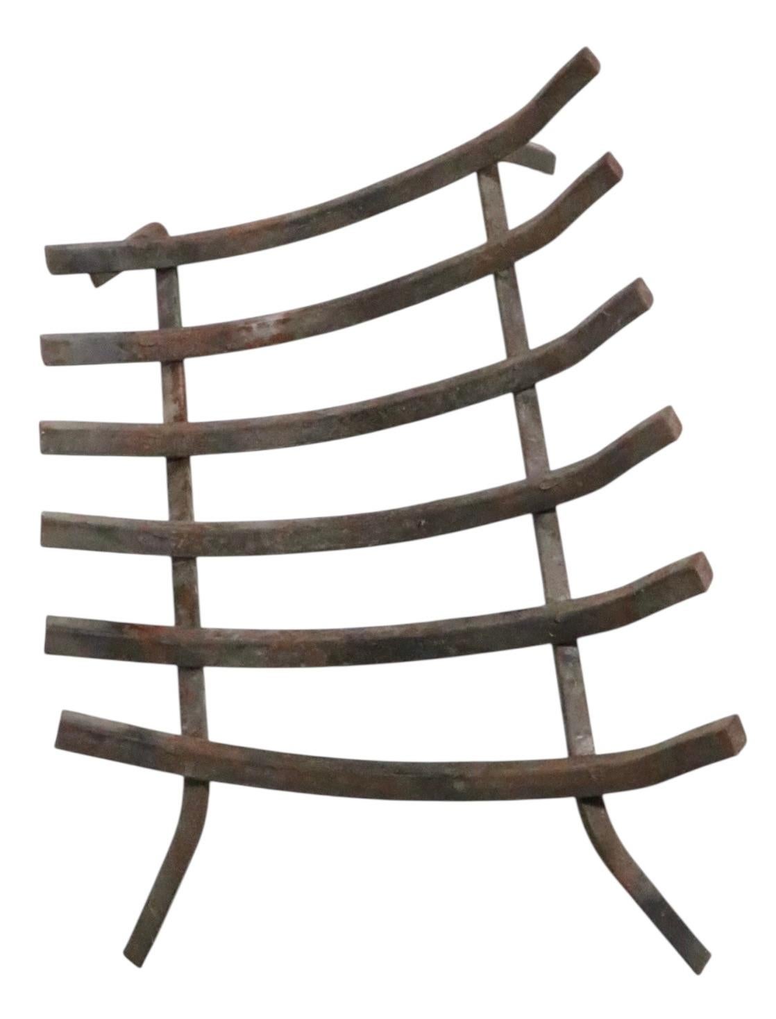 Soporte para troncos de parrilla de chimenea de hierro de mediados de siglo Estadounidense en venta