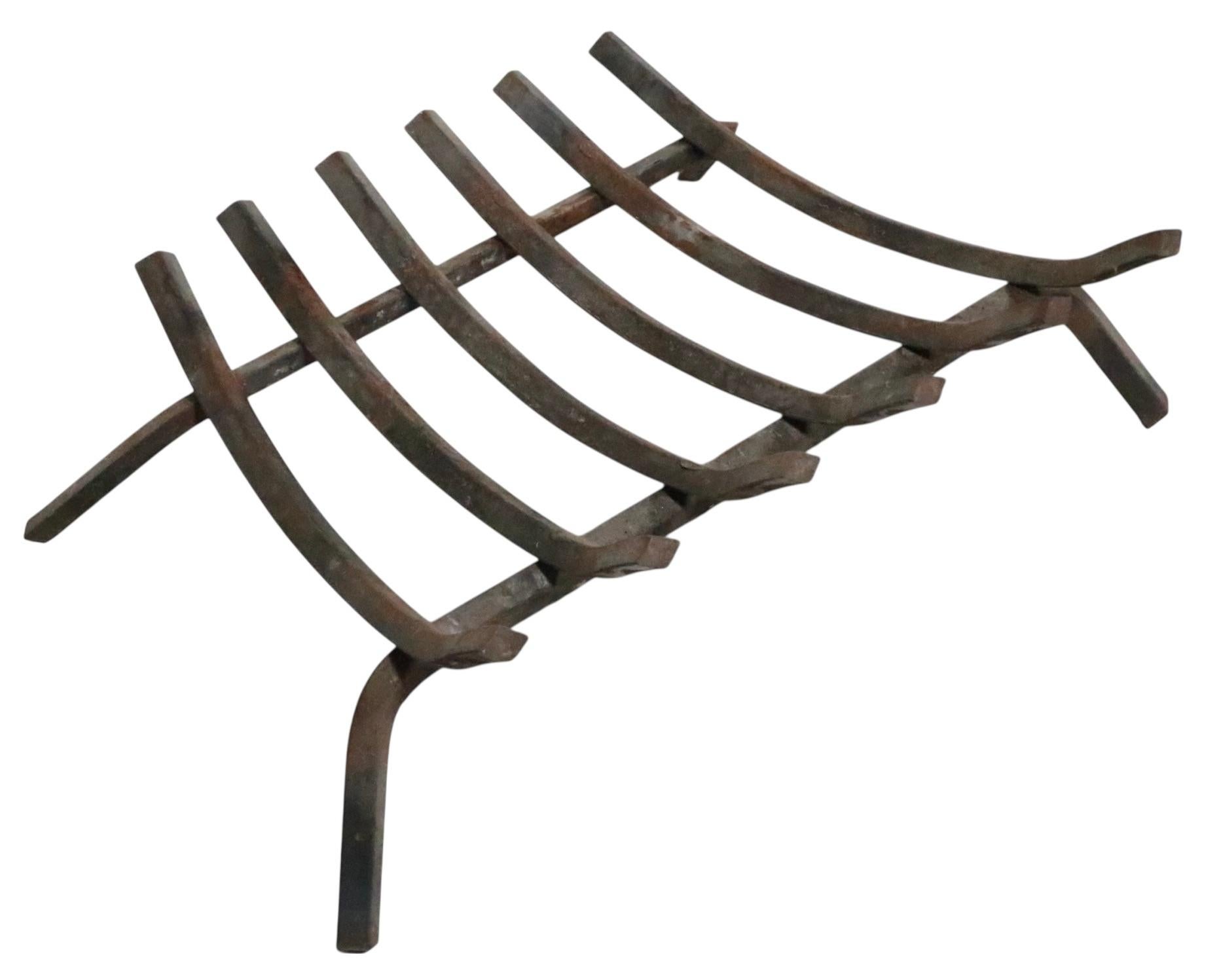 Soporte para troncos de parrilla de chimenea de hierro de mediados de siglo en Bueno estado para la venta en New York, NY