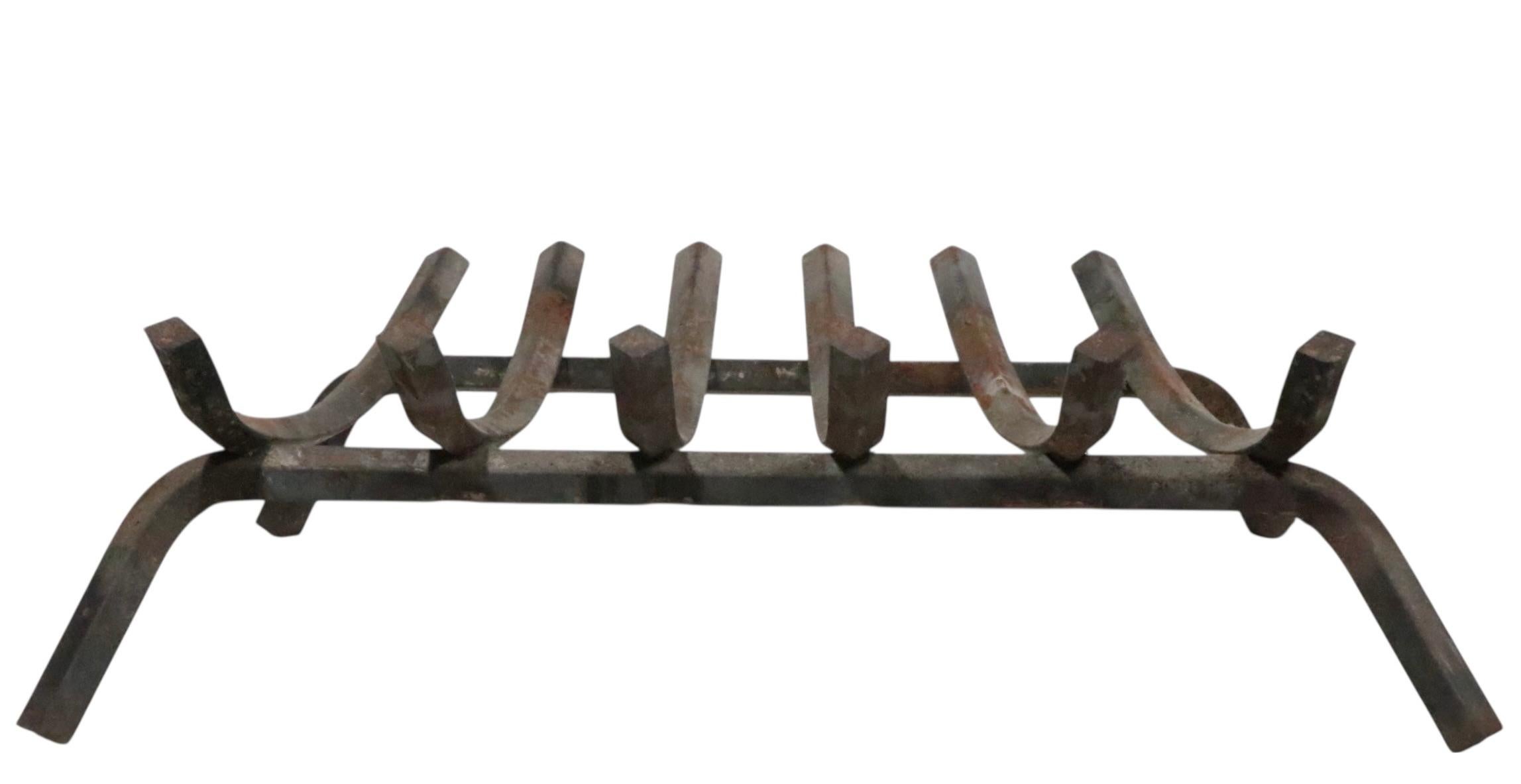 Soporte para troncos de parrilla de chimenea de hierro de mediados de siglo siglo XX en venta