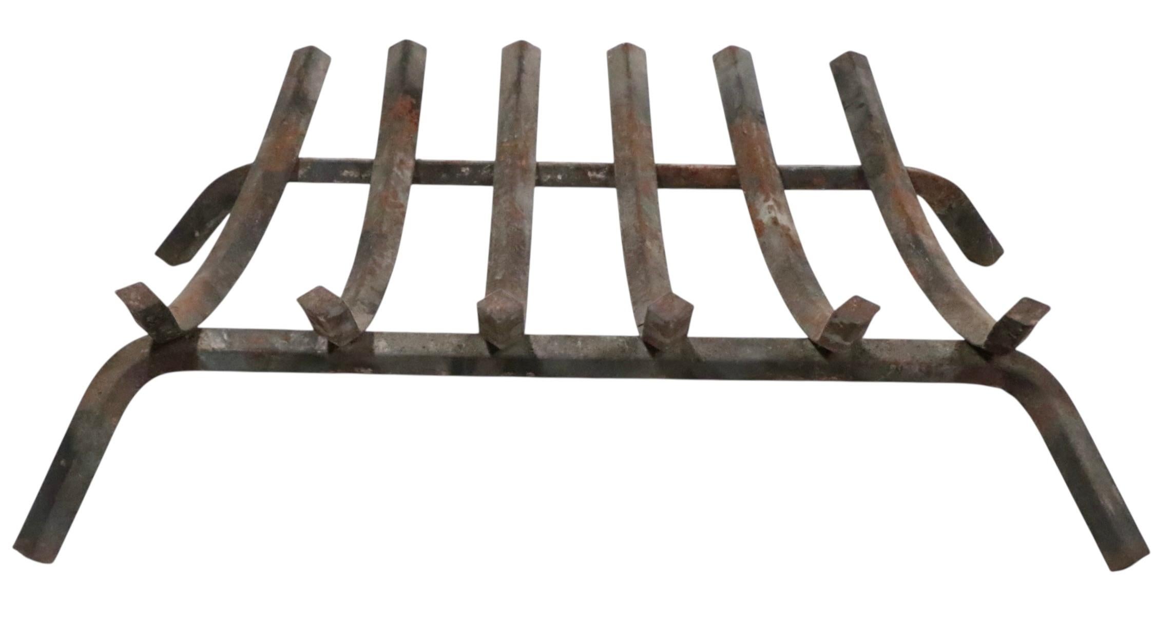 Soporte para troncos de parrilla de chimenea de hierro de mediados de siglo Hierro en venta