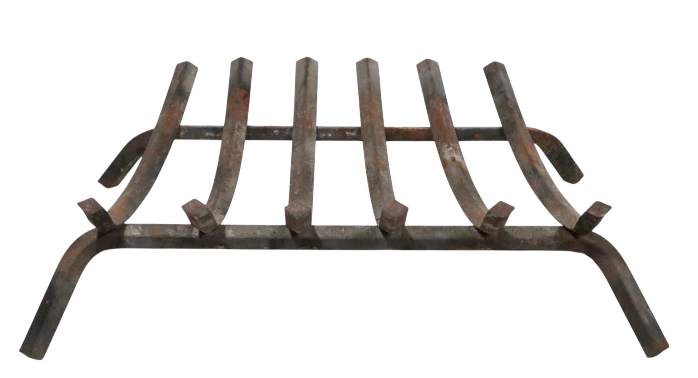 Soporte para troncos de parrilla de chimenea de hierro de mediados de siglo en venta 1