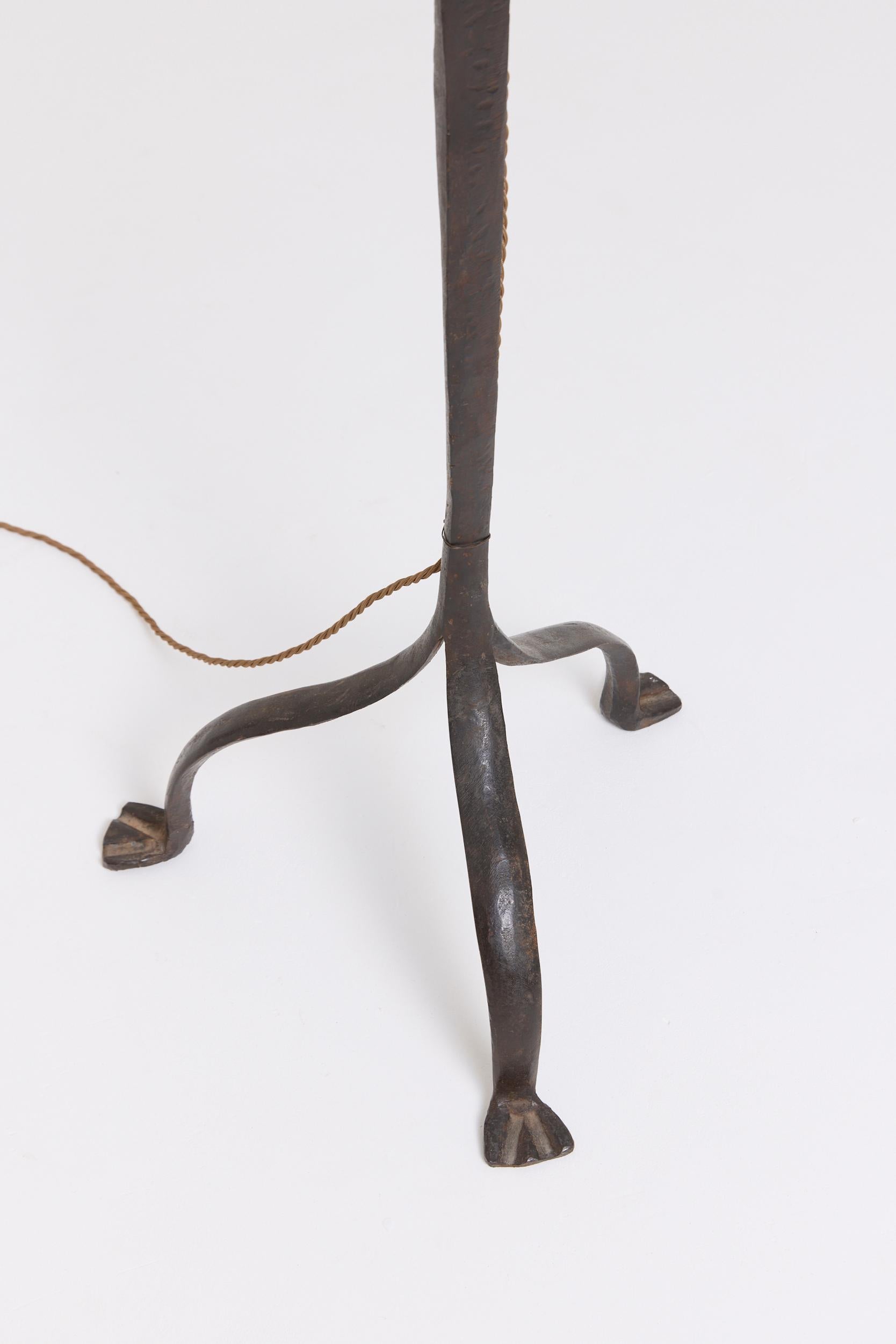 A forged iron floor lamp
Spain, mid 20th Century
With the shade: 135 cm high by 40.5 cm diameter
Lamp base only: 117 cm high by 38 cm diameter
