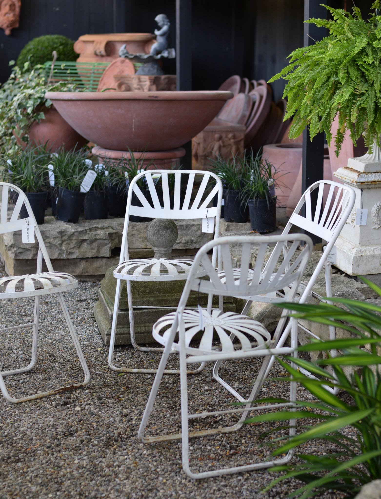 Für Ihre Betrachtung, eine atemberaubende Reihe von vier klappbaren Gartenstühlen. Diese Eisenstühle, die Modellen aus dem späten 19. Jahrhundert nachempfunden sind, befinden sich in einem ausgezeichneten, stabilen Zustand und sind für jeden