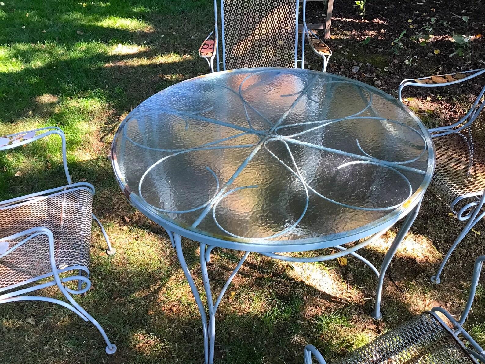 Mid century iron garden furniture, outdoor furniture set,
vintage patio set, iron patio furniture, in Russell Woodard or Salterini style.
I haven't found the exact pattern match, but I'm guessing its either Woodard, Salterini, or Lyon-Shaw.
The