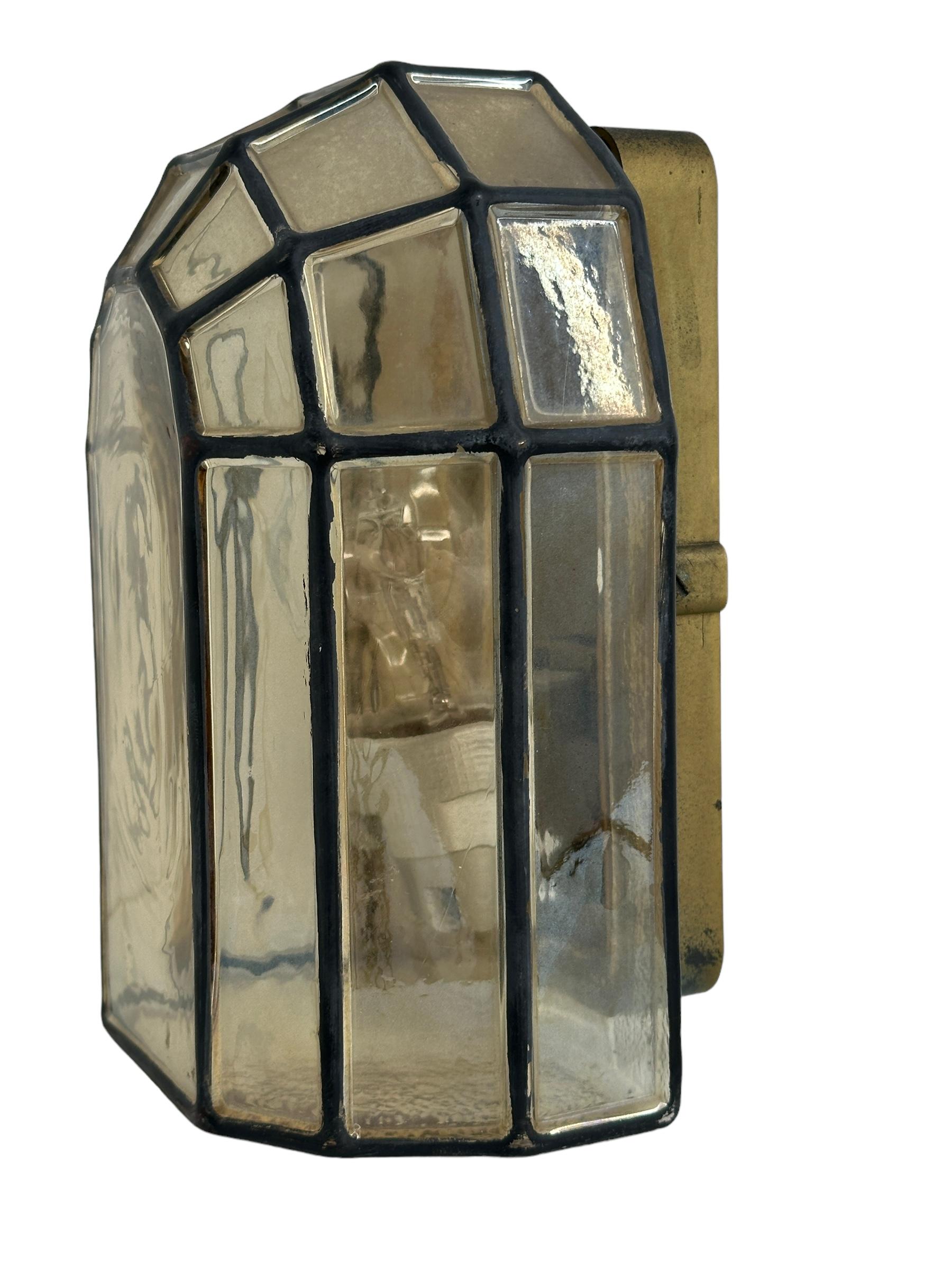 Wunderschöne Bogenleuchte aus Glas mit attraktiven Eisendetails, minimalistische und einfach geformte Wandleuchte oder Wandleuchter, die der Glashütte Limburg, Deutschland, zugeschrieben wird, hergestellt in den 1970er Jahren. Diese Vintage-Leuchte
