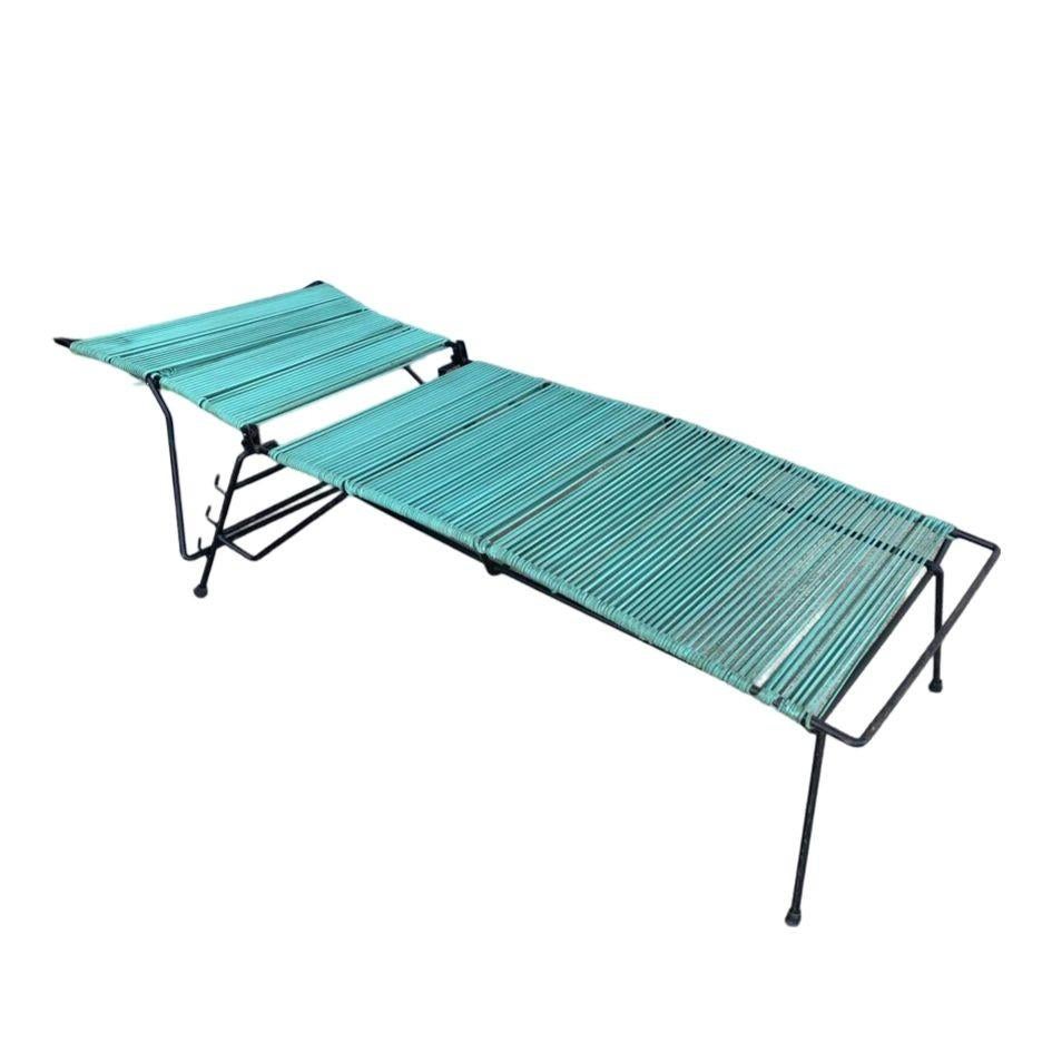 White steel outdoor / patio chaise lounge, produced in 1960 by the Woodard Furniture Company. This comfortable and stylish vintage chaise lounge features a fully adjustable reclining back and back wheels for easy moving.

Measures: Height 39