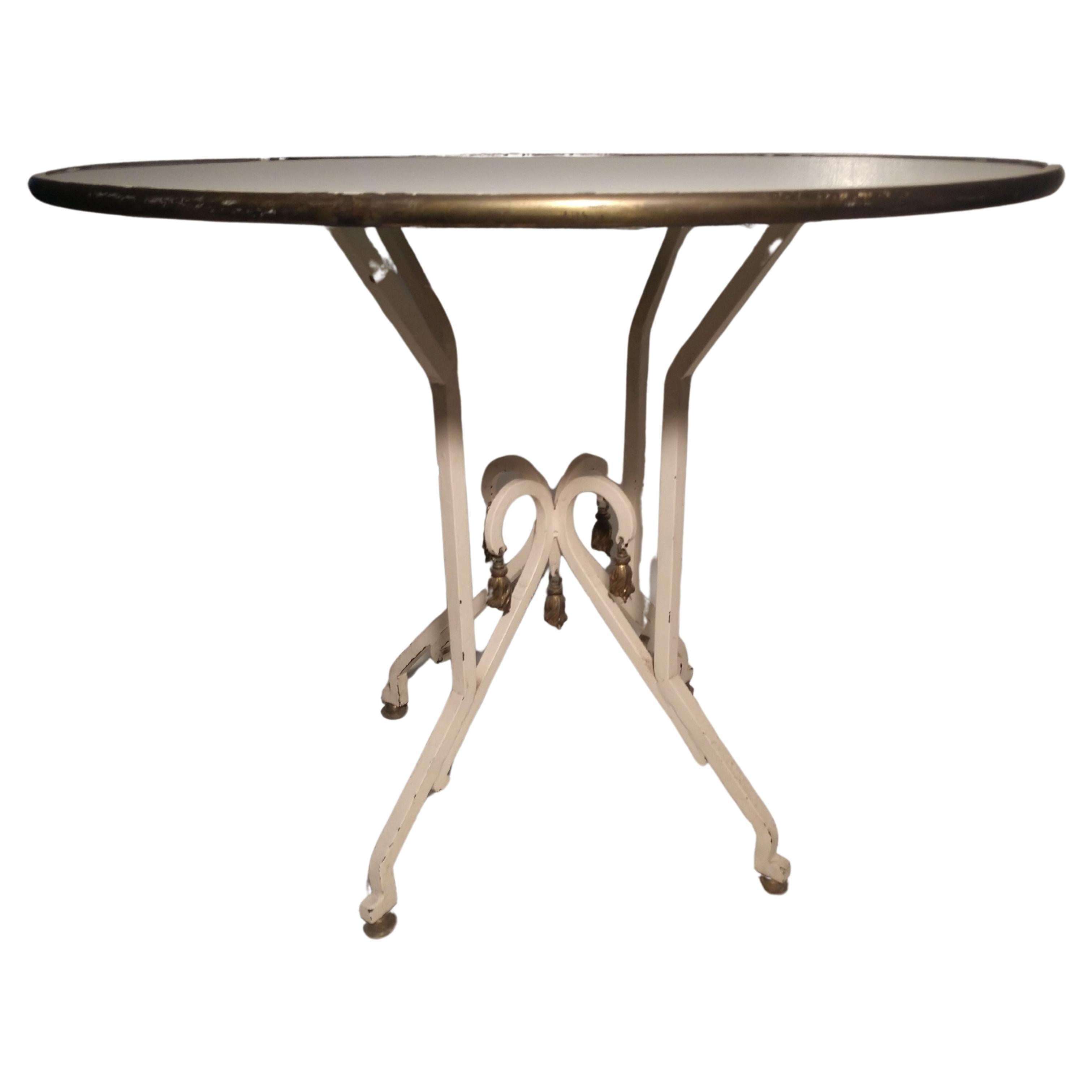 Mesa de Comedor de Hierro de Mediados de Siglo para Patio con Tapa de Cristal Lácteo y Detalles de Latón Pintado en venta