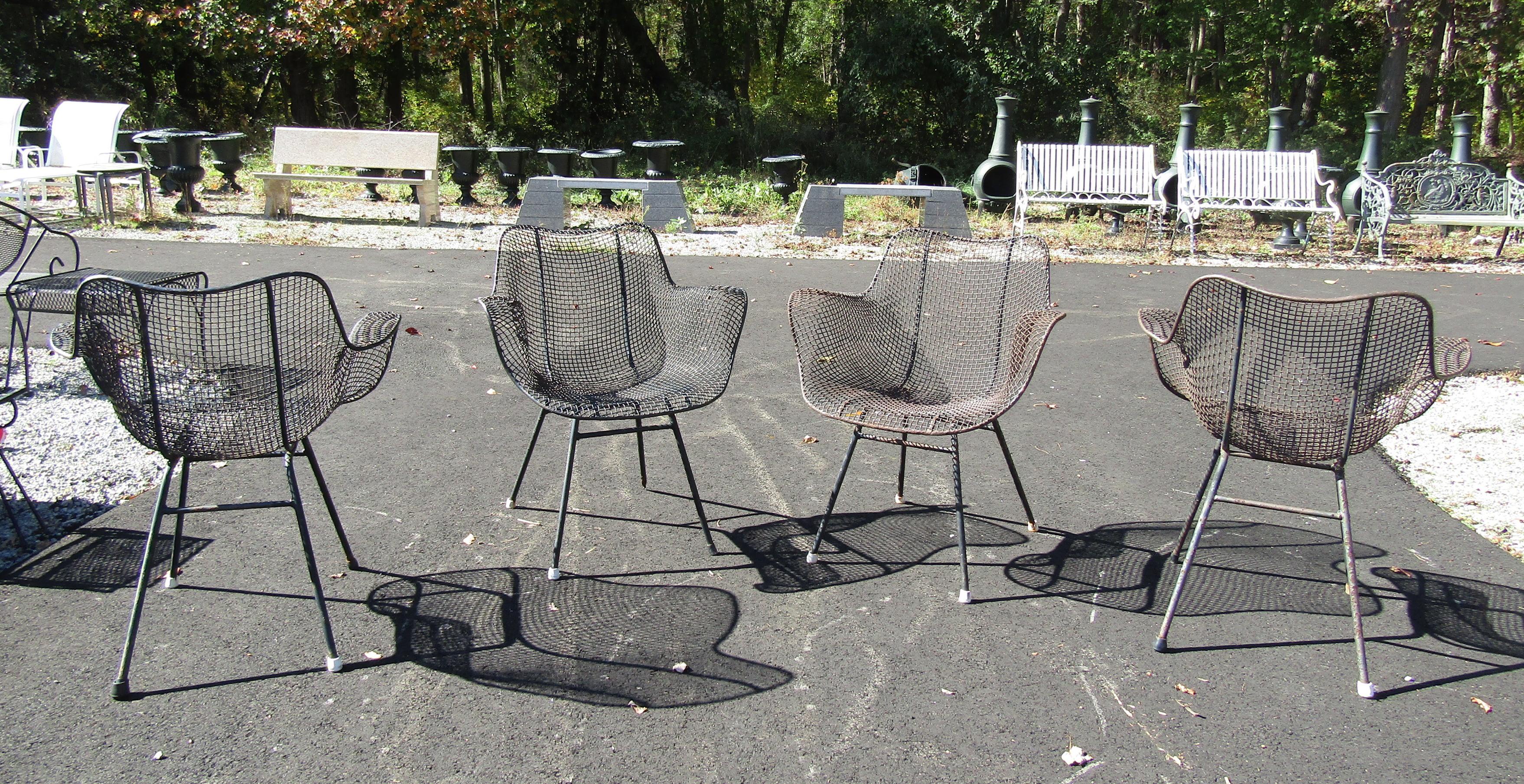 This vintage modern patio set includes a serving cart, and four Russel Woodard Sculptura chairs. The wonderful mesh design ensures maximum comfort without sacrificing style. Convenient serving cart with a removable tray. Great 1960s set with