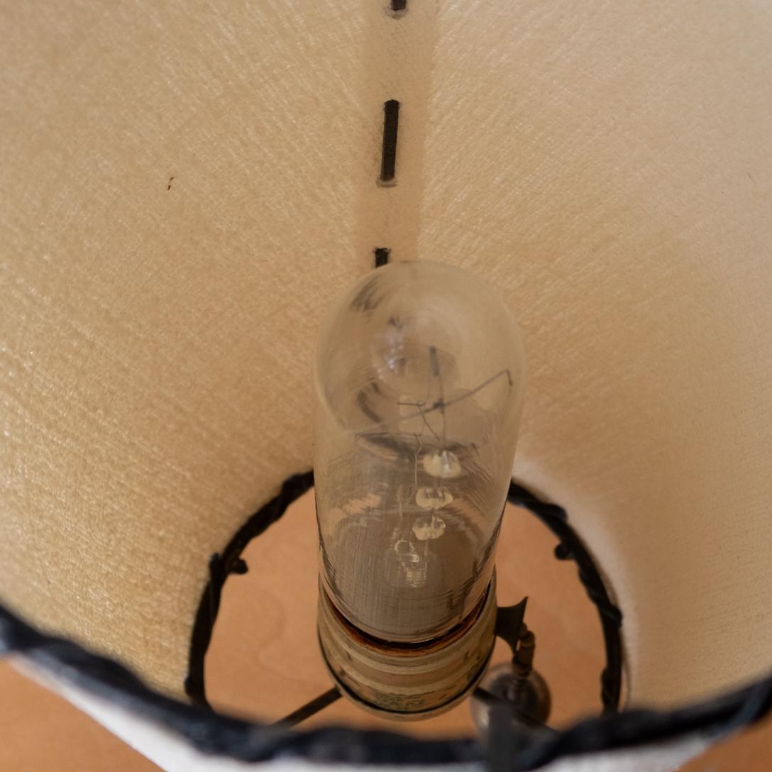 Mid Century Eisen Tischlampe im Angebot 3