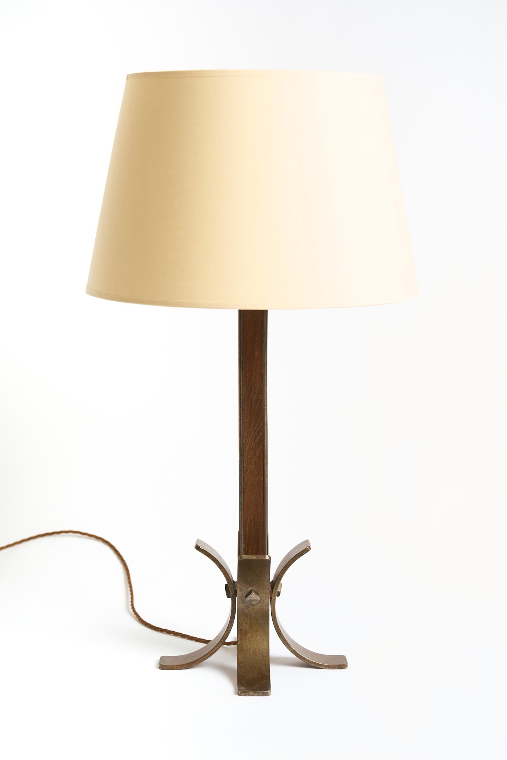 Eine Tischlampe aus Schmiedeeisen und Holz
Frankreich, ca. 1960
Mit dem Schirm: 72 cm Höhe und 40,5 cm Durchmesser
Nur Lampenfuß: 53,5 cm Höhe und 24 cm Durchmesser
