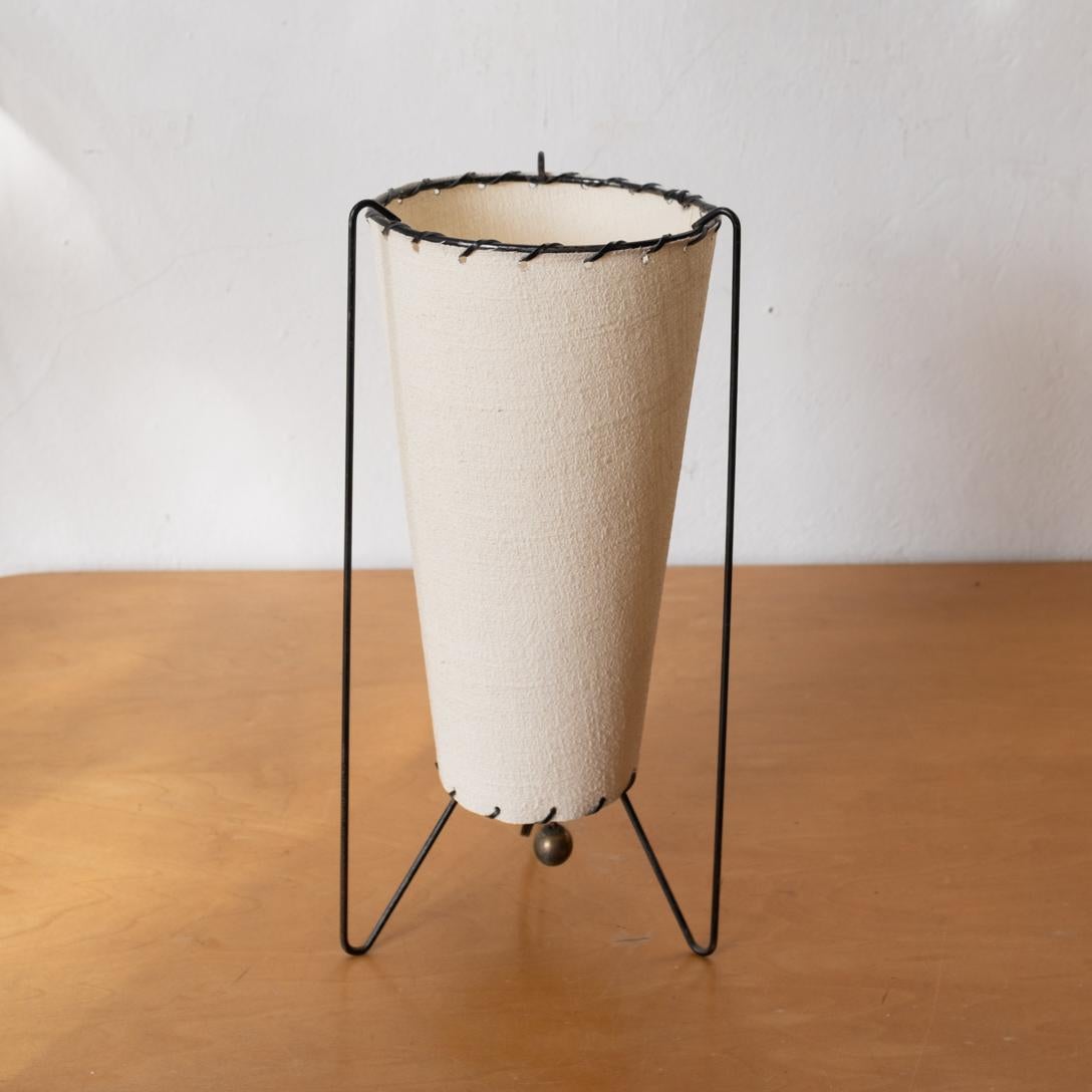 Mid Century Eisen Tischlampe (Moderne der Mitte des Jahrhunderts) im Angebot