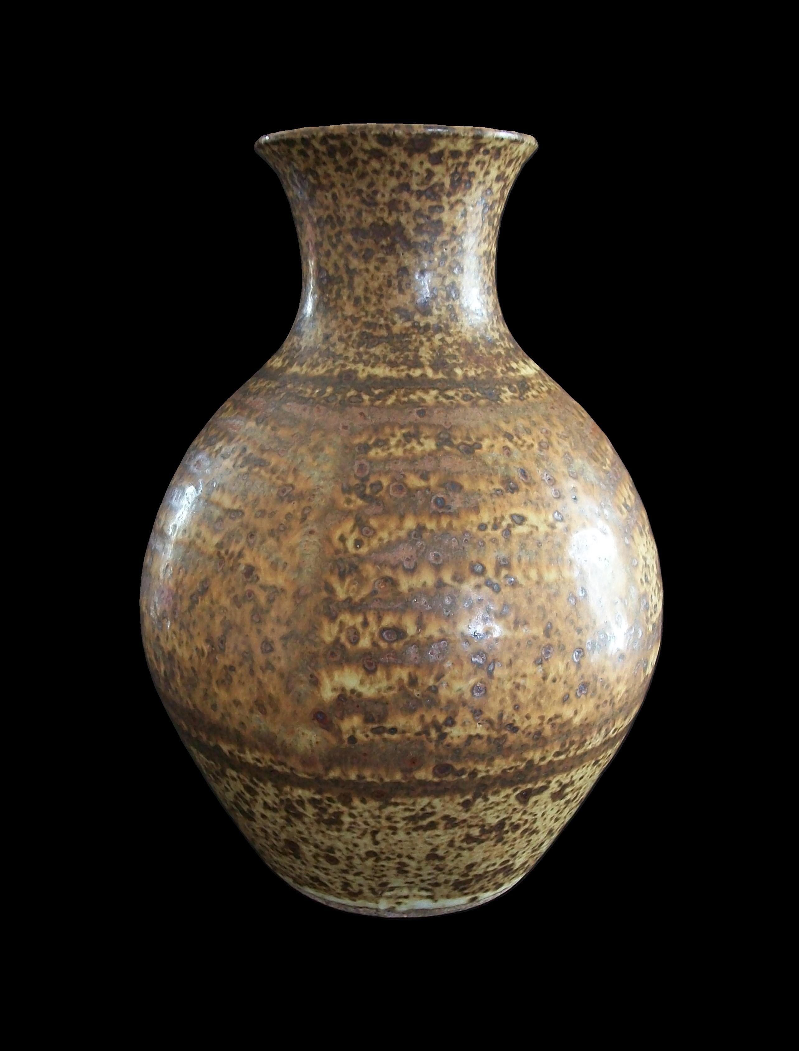 Jarrón de cerámica de hierro de Studio Pottery de mediados de siglo - Firmado - Canadá - Alrededor de 1970 en venta 3