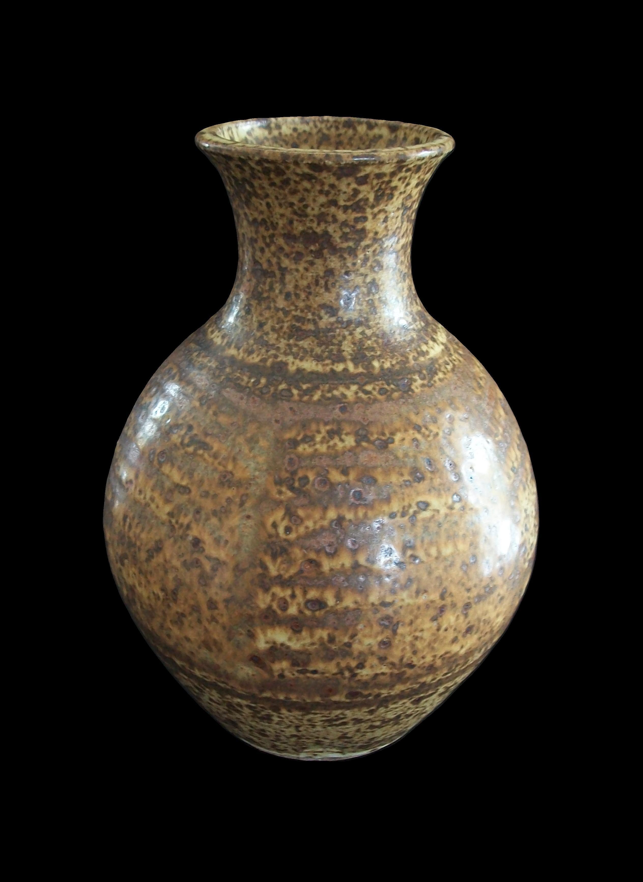 Jarrón de cerámica de hierro de Studio Pottery de mediados de siglo - Firmado - Canadá - Alrededor de 1970 en venta 4