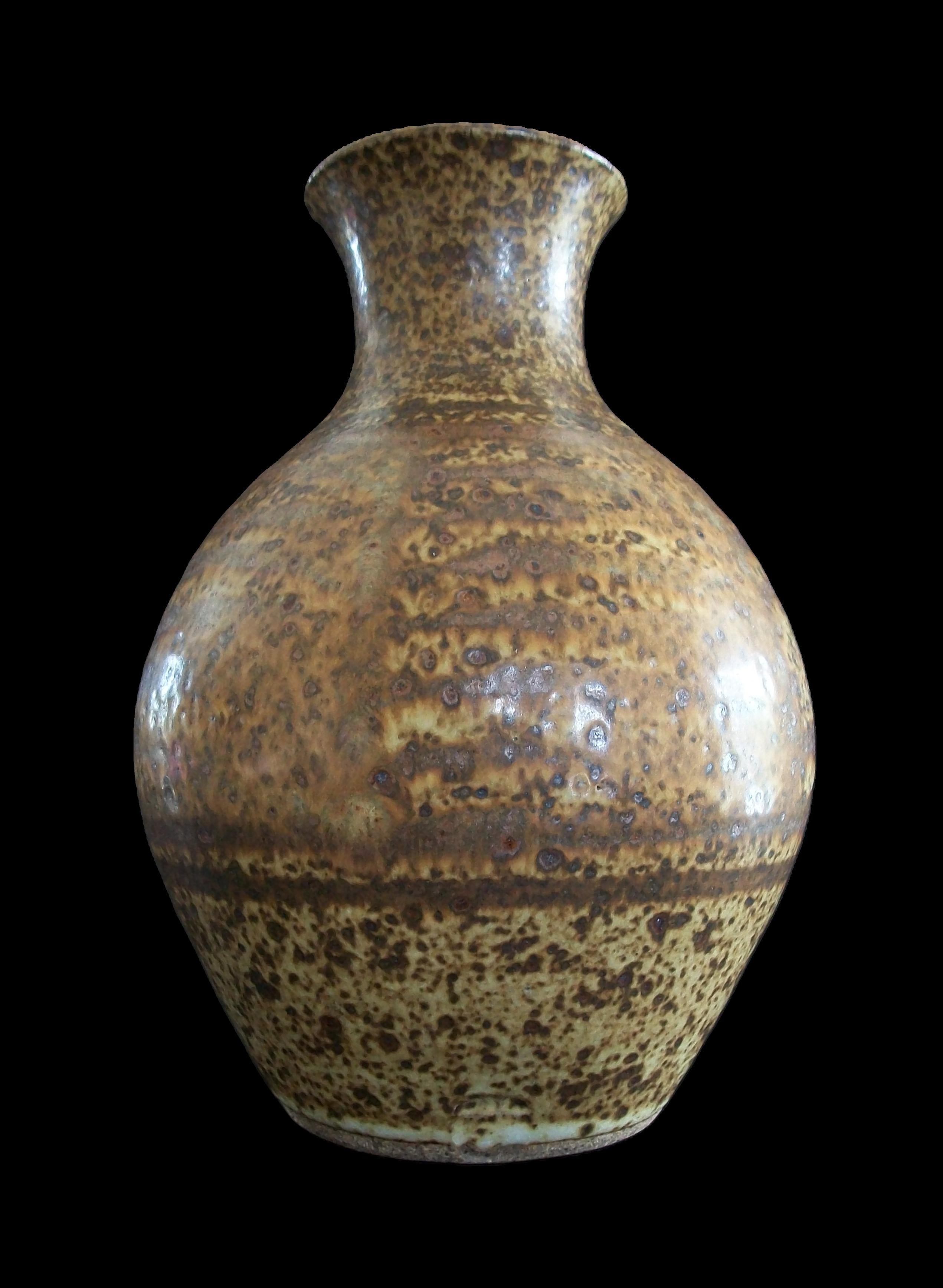 Jarrón de cerámica de hierro de Studio Pottery de mediados de siglo - Firmado - Canadá - Alrededor de 1970 en venta 5