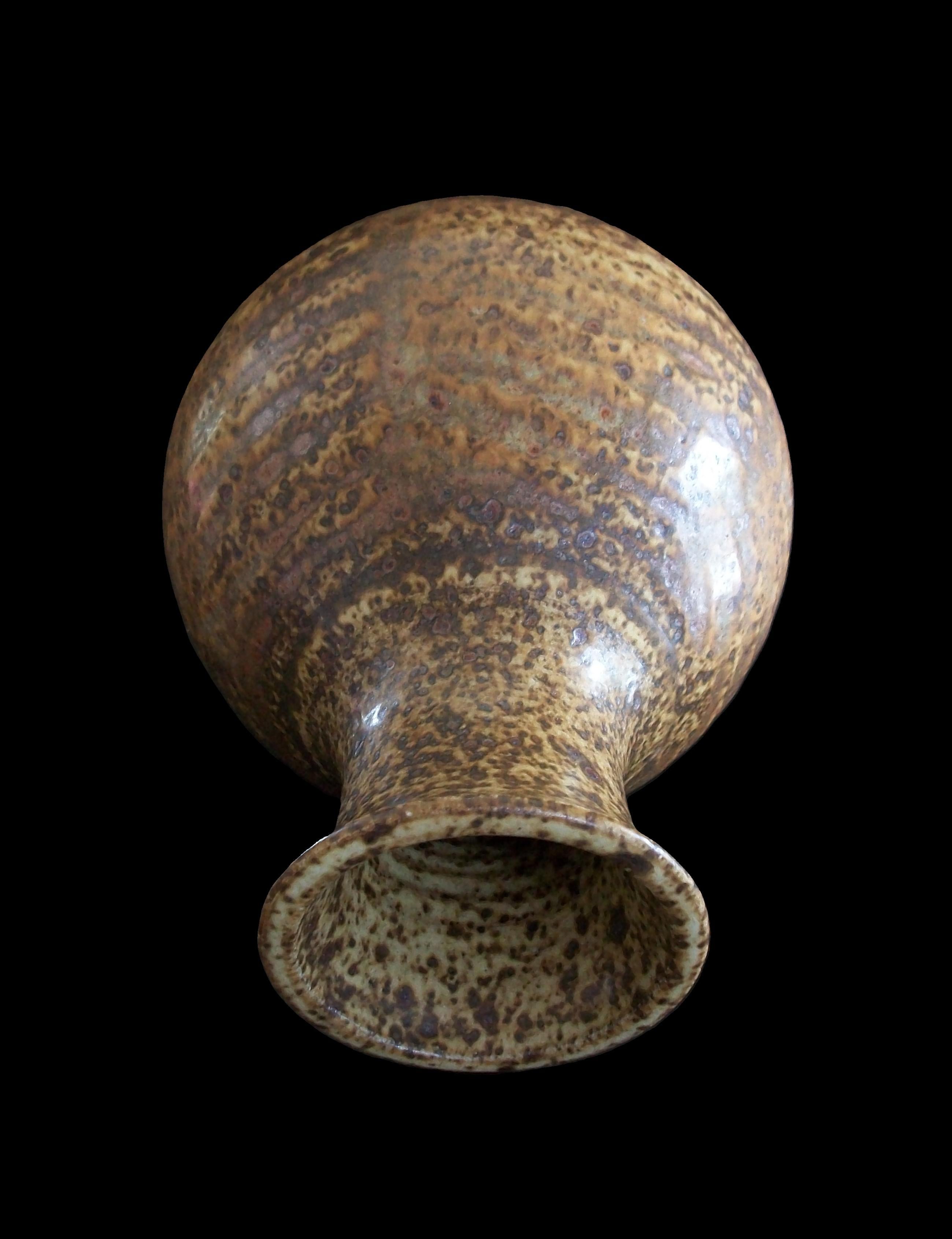 Jarrón de cerámica de hierro de Studio Pottery de mediados de siglo - Firmado - Canadá - Alrededor de 1970 en venta 7