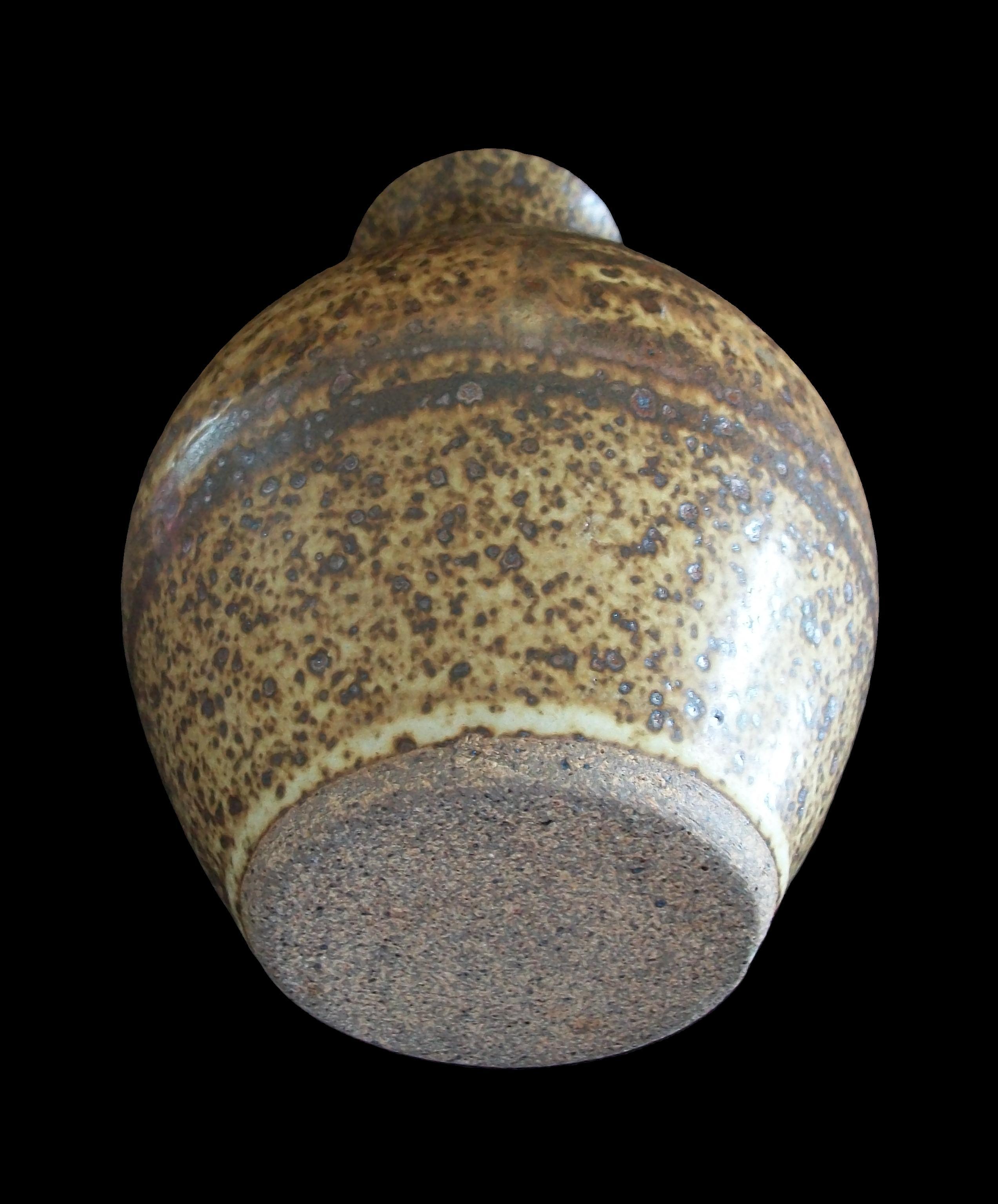 Jarrón de cerámica de hierro de Studio Pottery de mediados de siglo - Firmado - Canadá - Alrededor de 1970 en venta 9